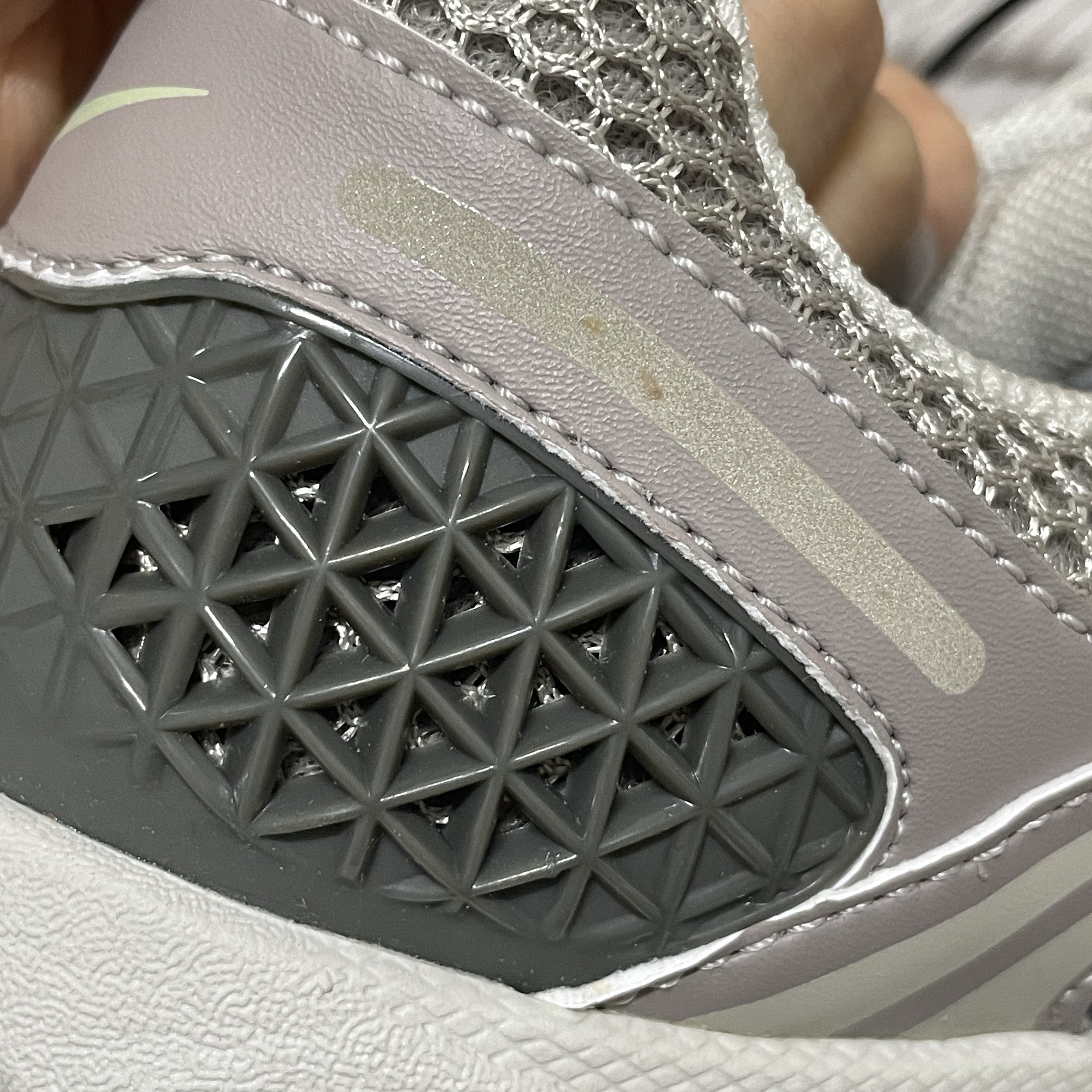 (W) Nike Zoom Vomero 5 Cobblestone and Flat Pewter 착용 스타일 - 2