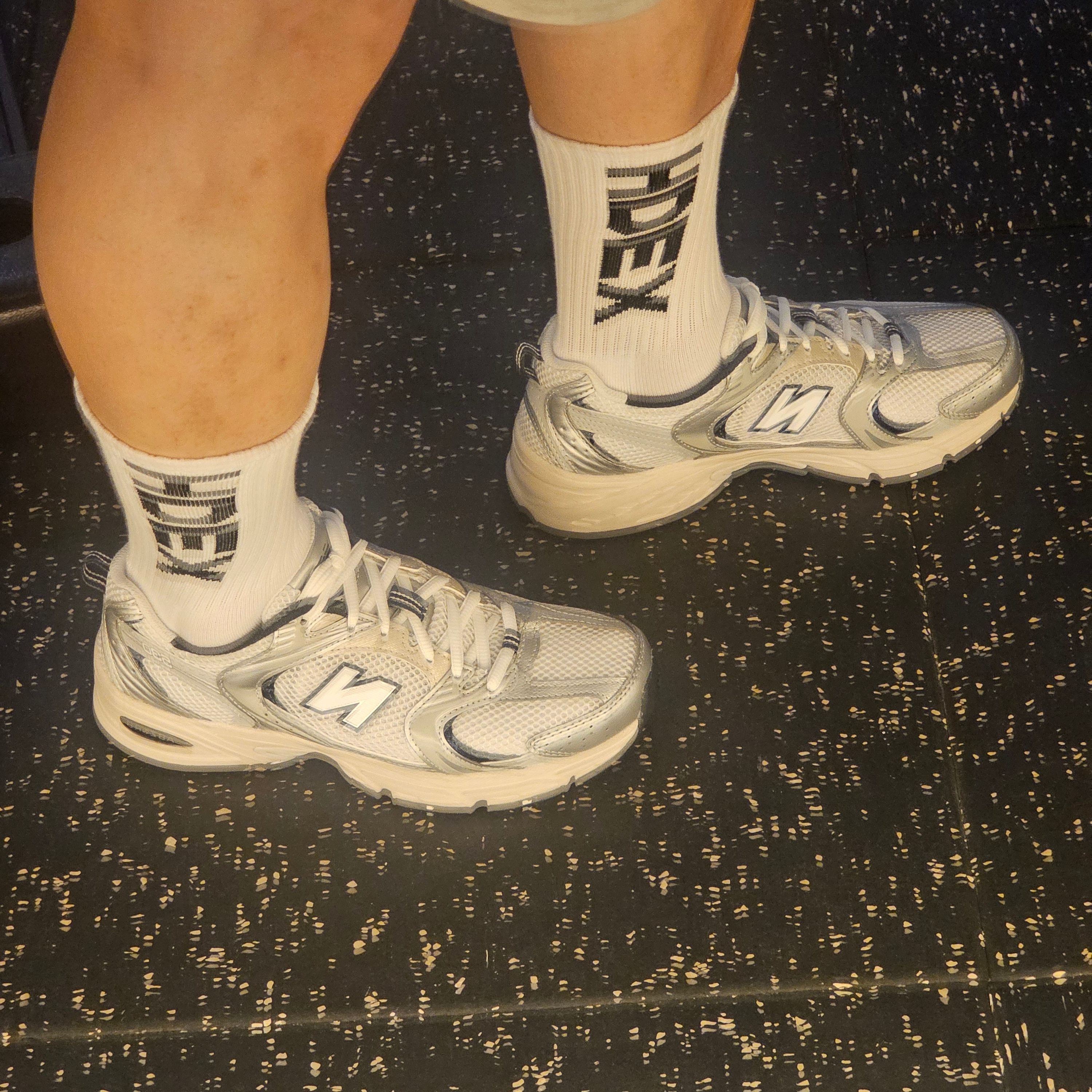 New Balance 530 Steel Grey 착용 스타일 - 2