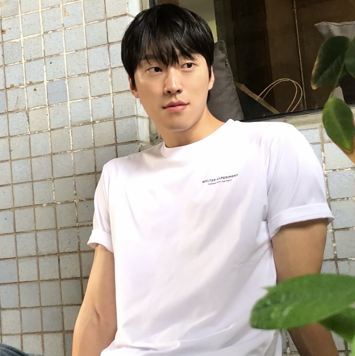 [KREAM 단독] Welter Experiment X KREAM Warm-Up T-Shirt Exclusive White 착용 스타일 - 1
