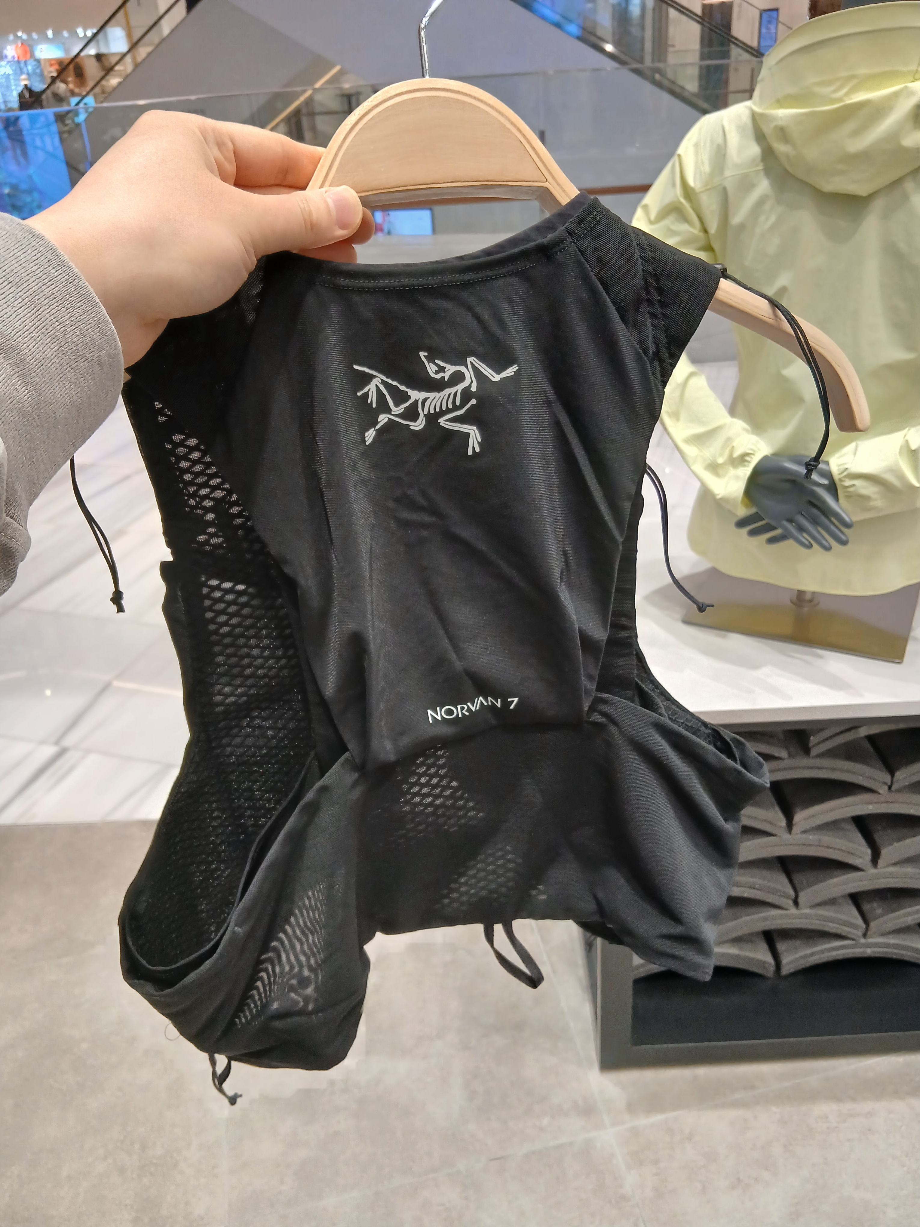 Arc'teryx Norvan 7 Vest Black, Arc'teryx Norvan Cap Black 착용 스타일 - 1