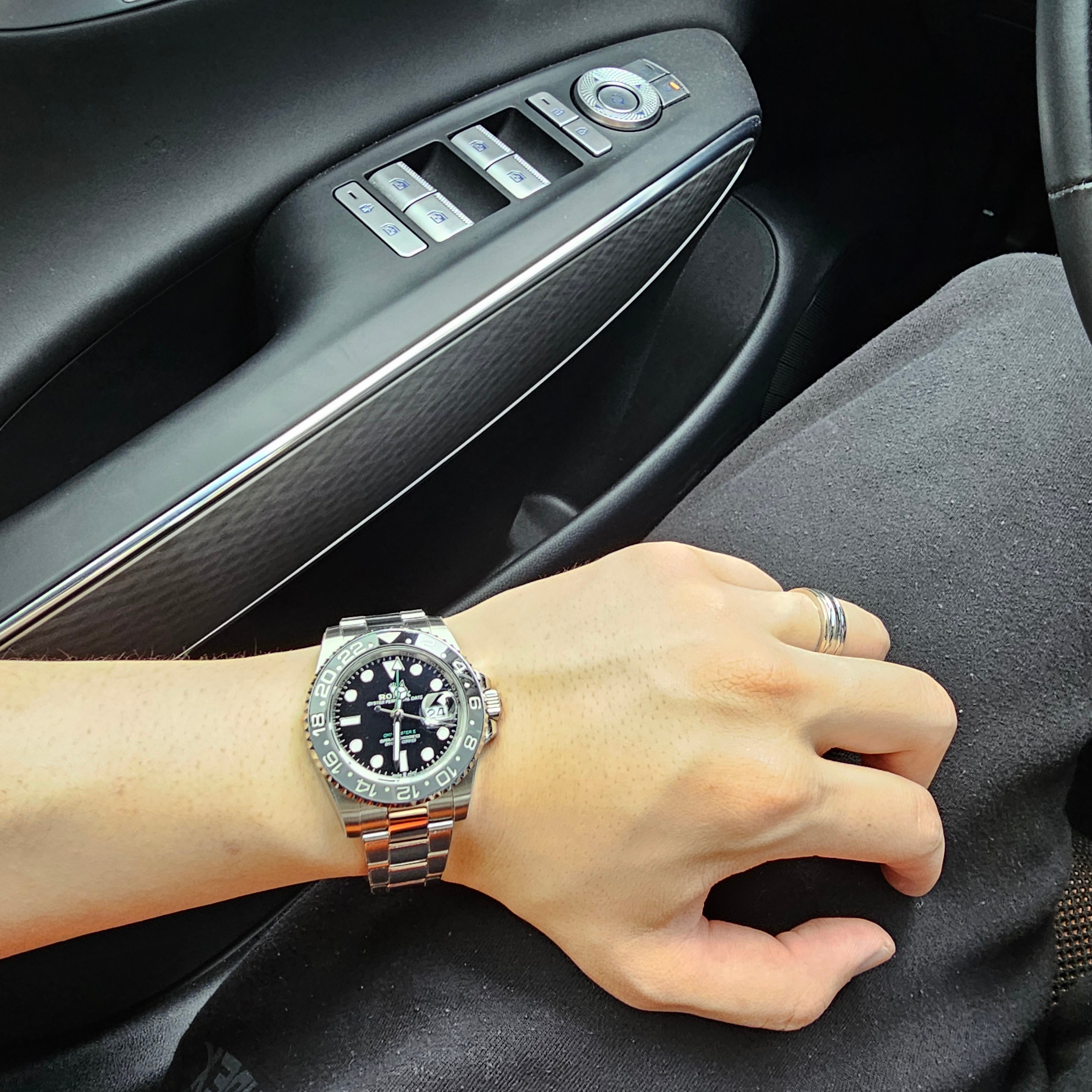 Rolex GMT-Master II 40mm 126710GRNR Black Oyster 착용 스타일 - 2