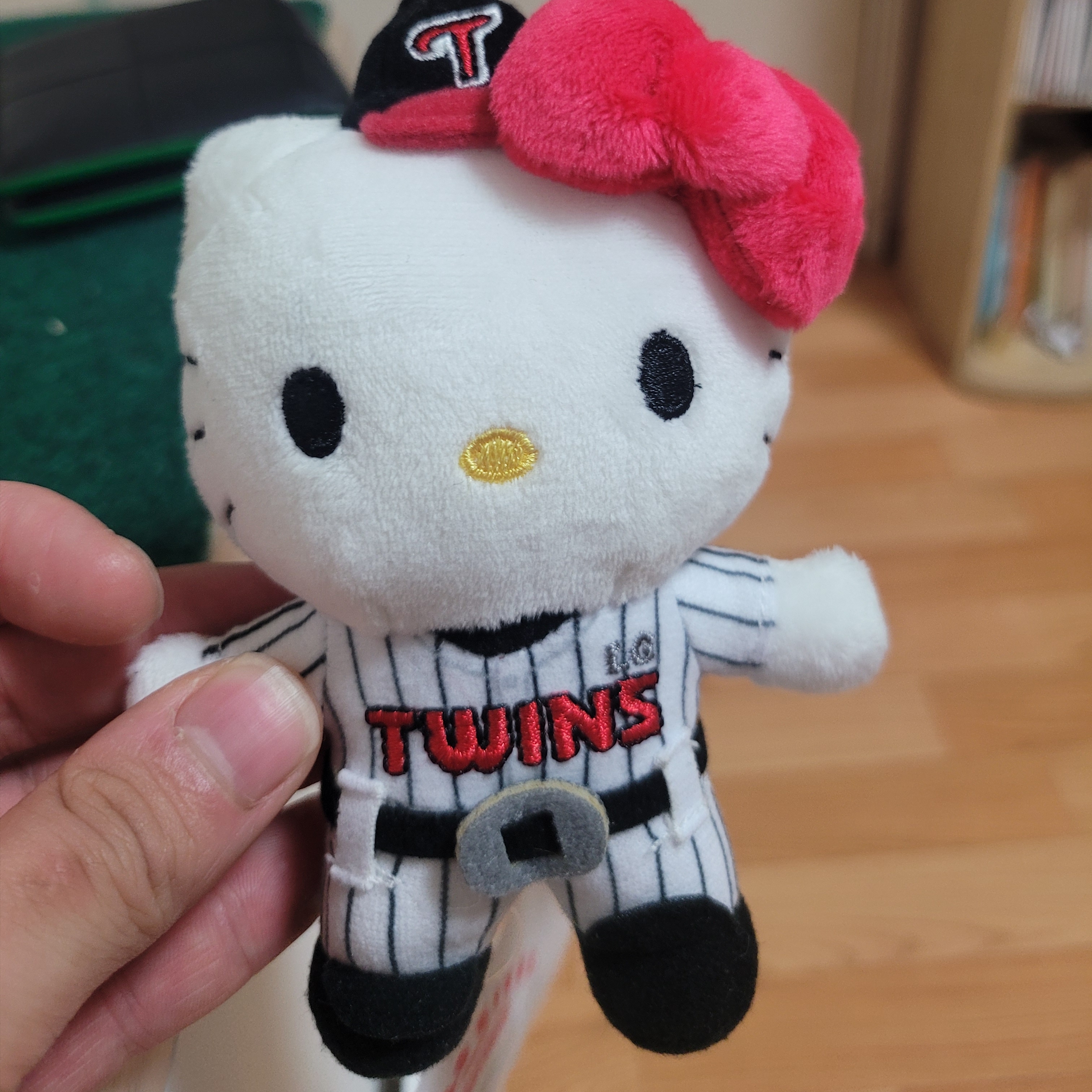 LG Twins x Hello Kitty Uniform Plush Keyring 착용 스타일 - 1
