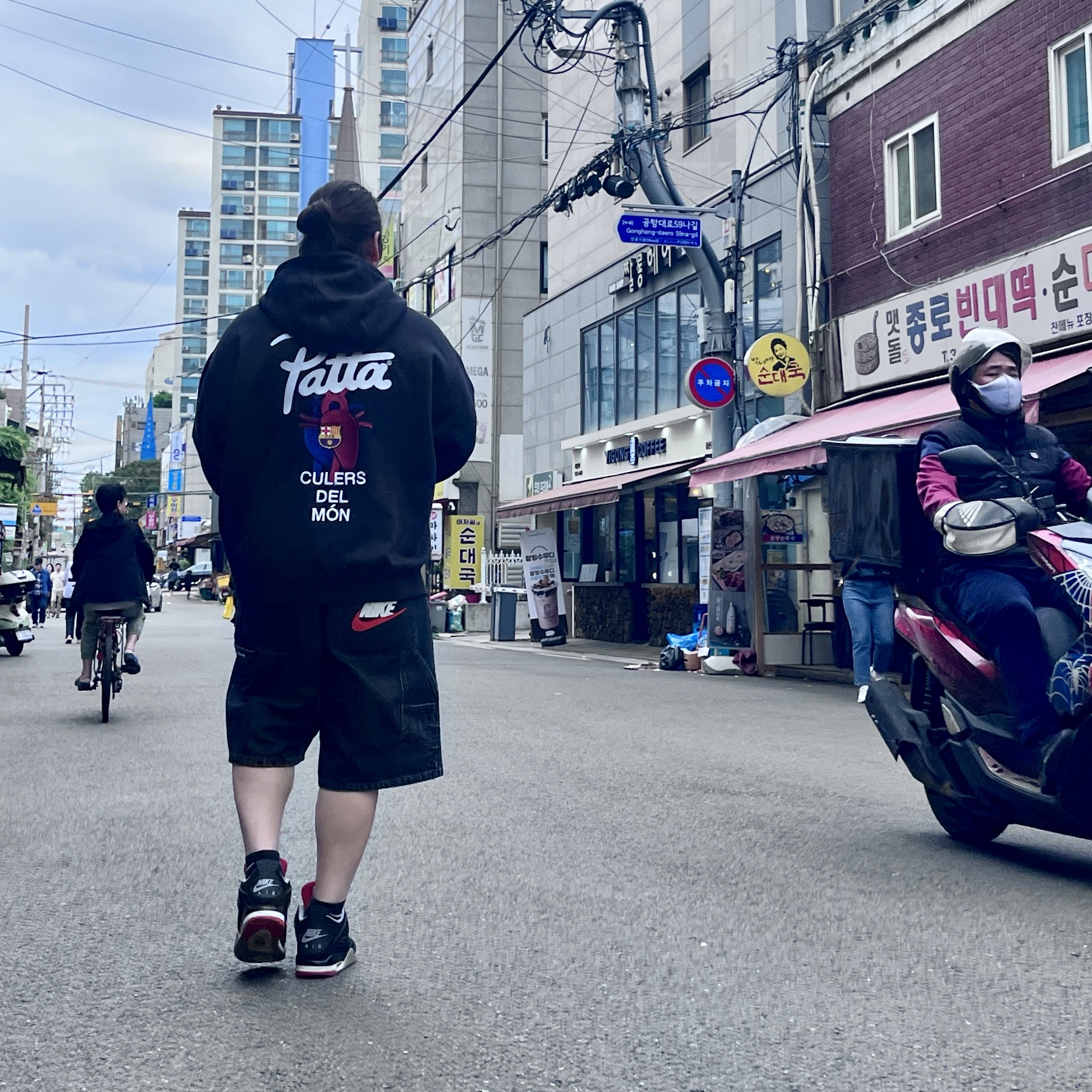 Nike x Patta x FC Barcelona Solo Swoosh Hoodie Culers del Món (FD4147-010), Jordan 4 Retro Bred 2019 착용 스타일 - 3