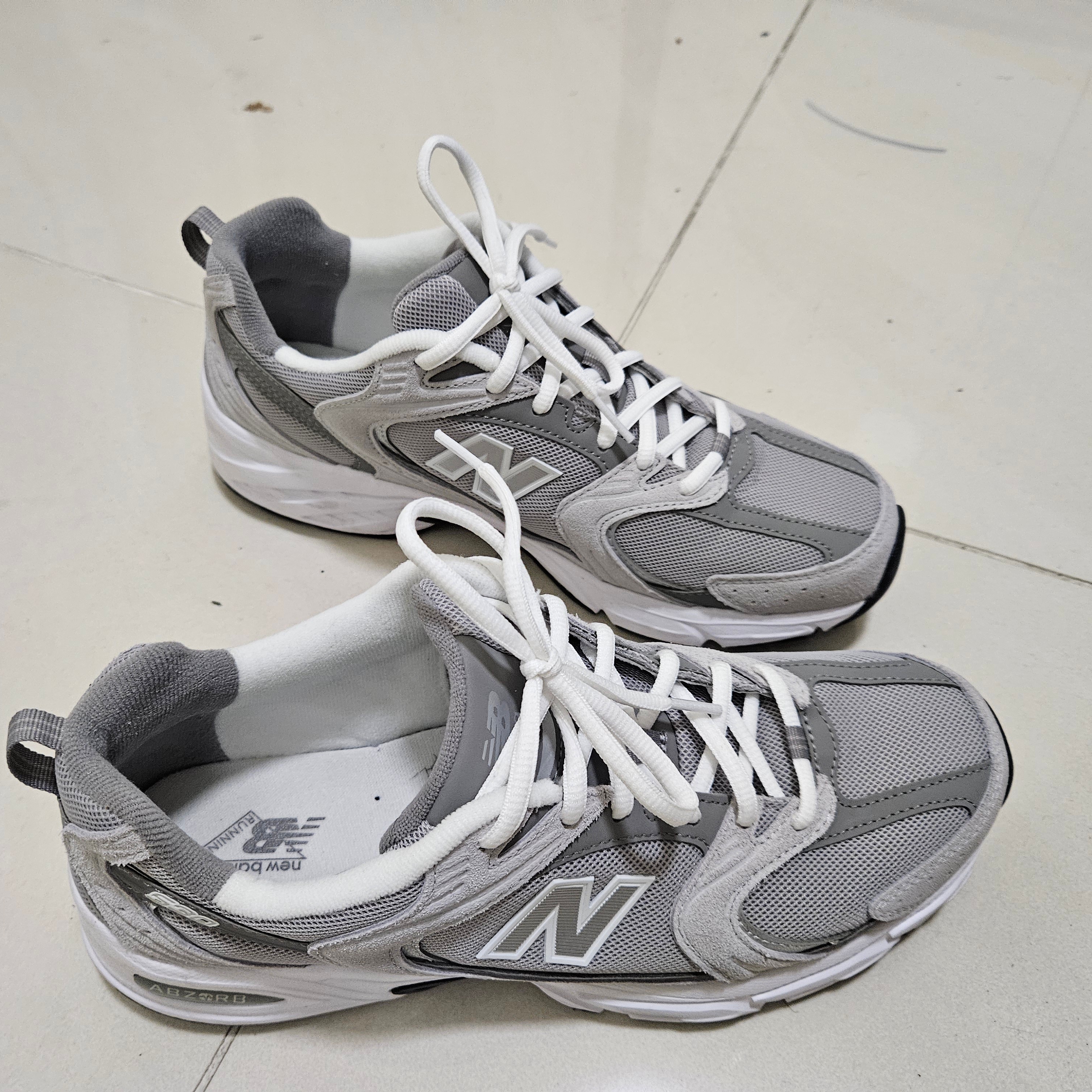 New Balance 530 Grey 착용 스타일