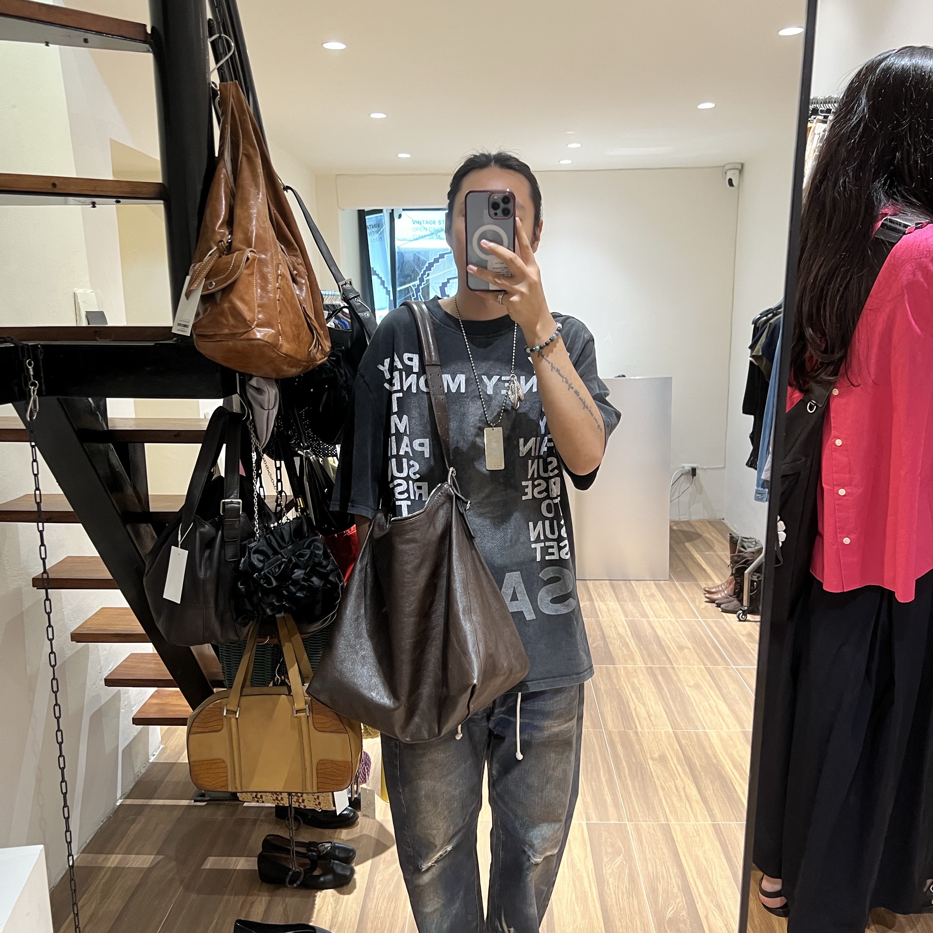 Junya Watanabe x BerBerJin x Levi's 551ZXX Denim Pants Indigo, Lemaire Paper Lux Leather Belted Hobo Bag Dark Brown 착용 스타일 - 4