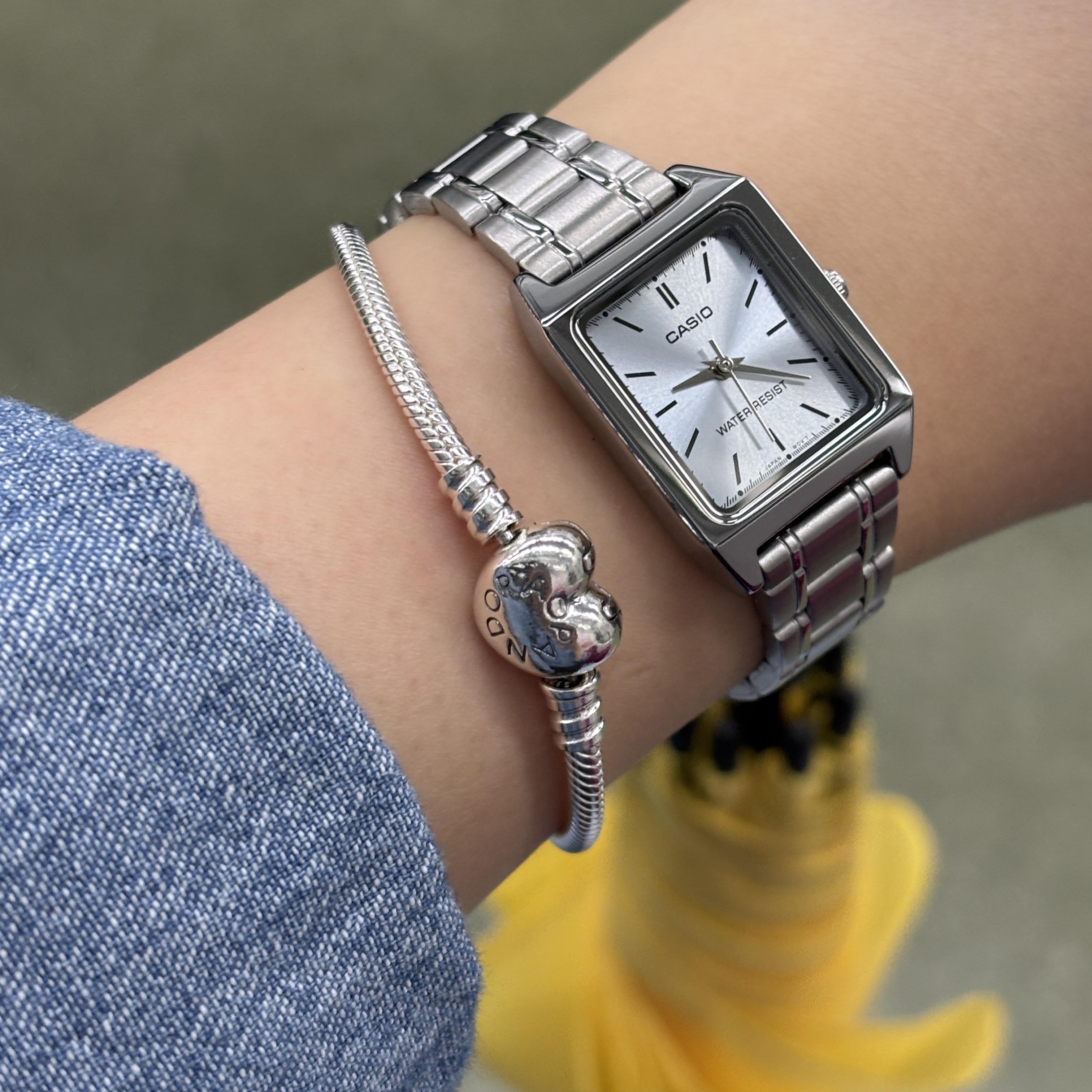(W) Pandora Heart Shaped Clasp Bracelet Sterling Silver, Casio LTP-V007D-2E 착용 스타일 - 1