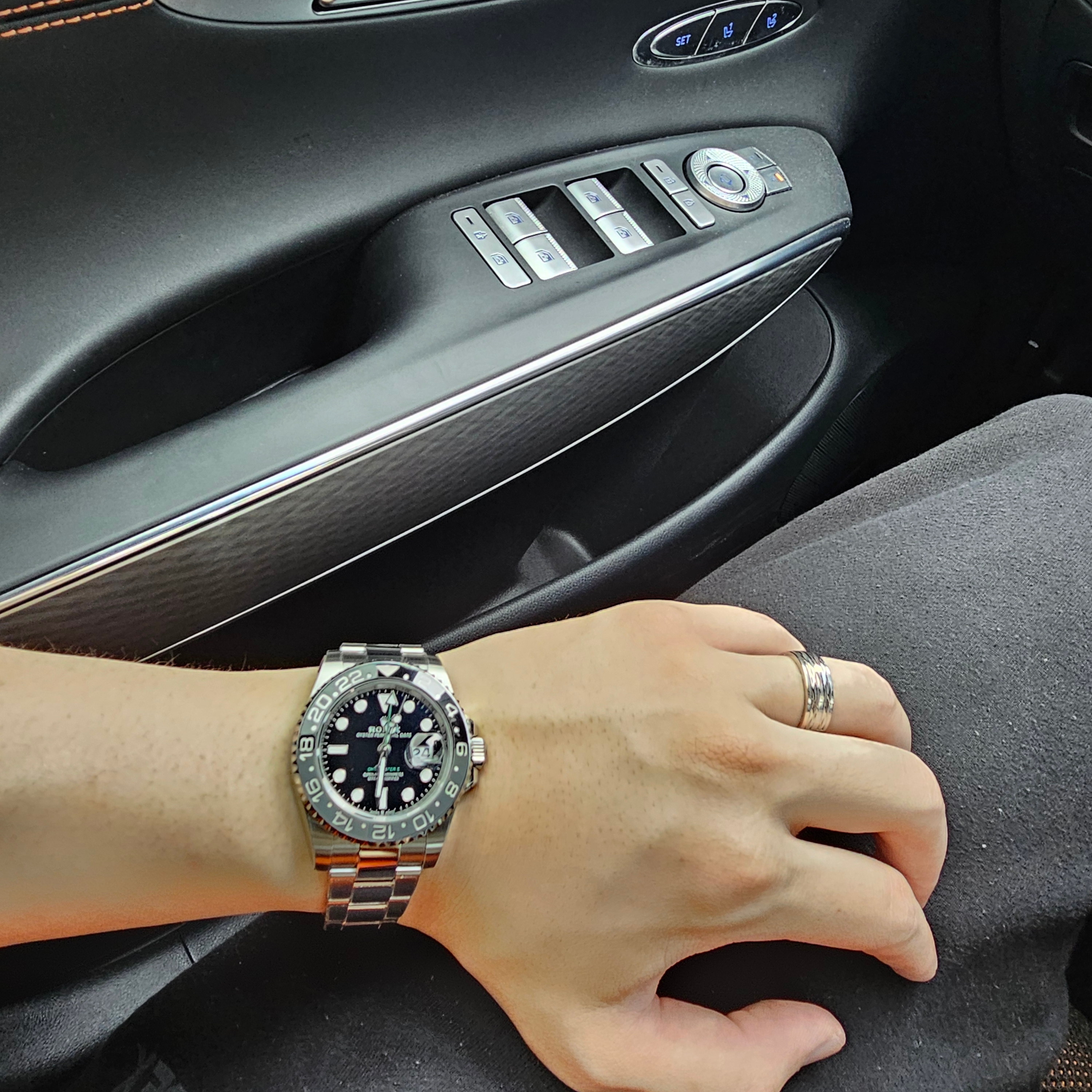 Rolex GMT-Master II 40mm 126710GRNR Black Oyster 착용 스타일 - 1