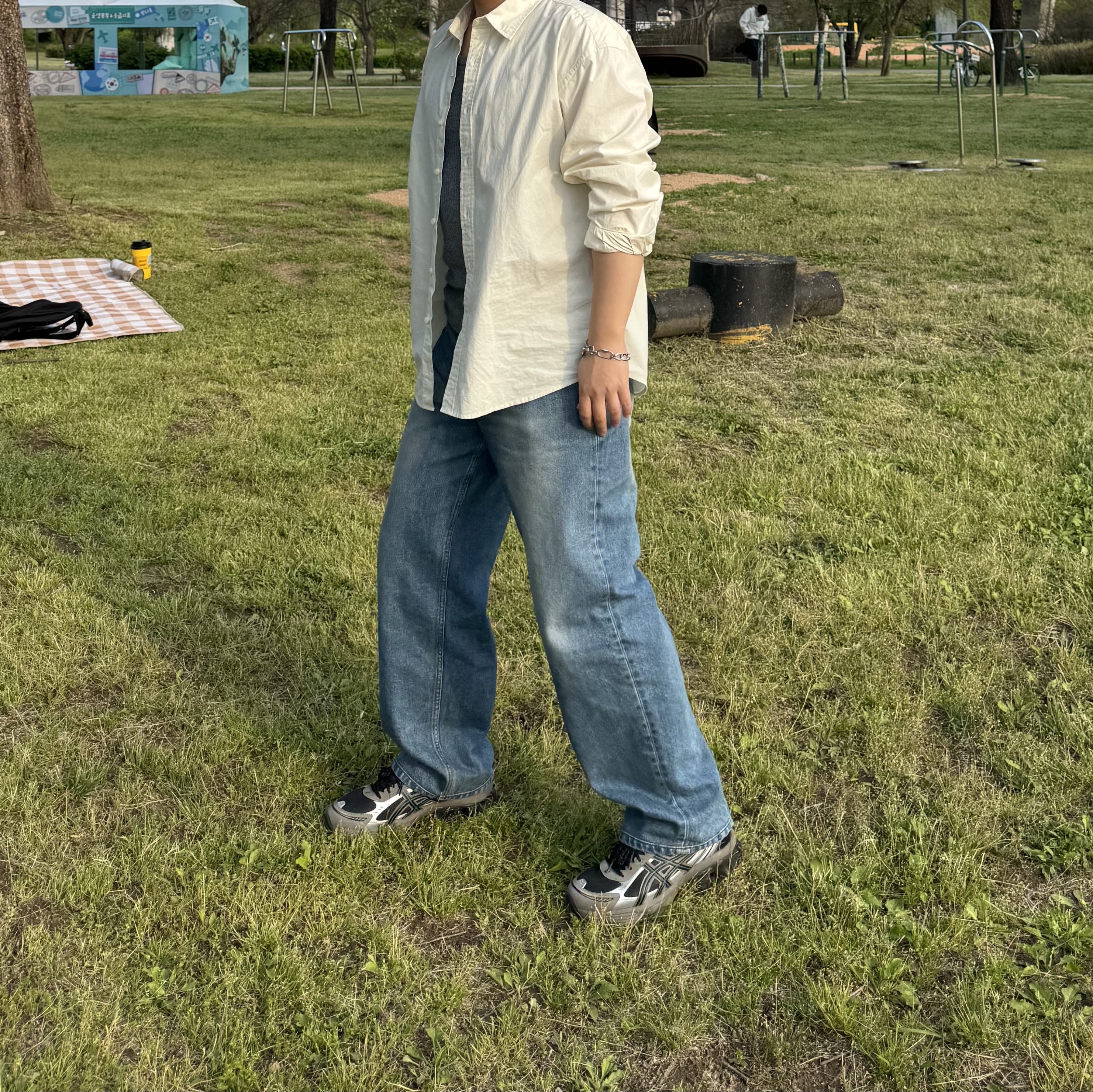 Asics Gel-Kinetic Fluent Black Dark Taupe, noun Straight Denim Pants Mid Blue 착용 스타일 - 4