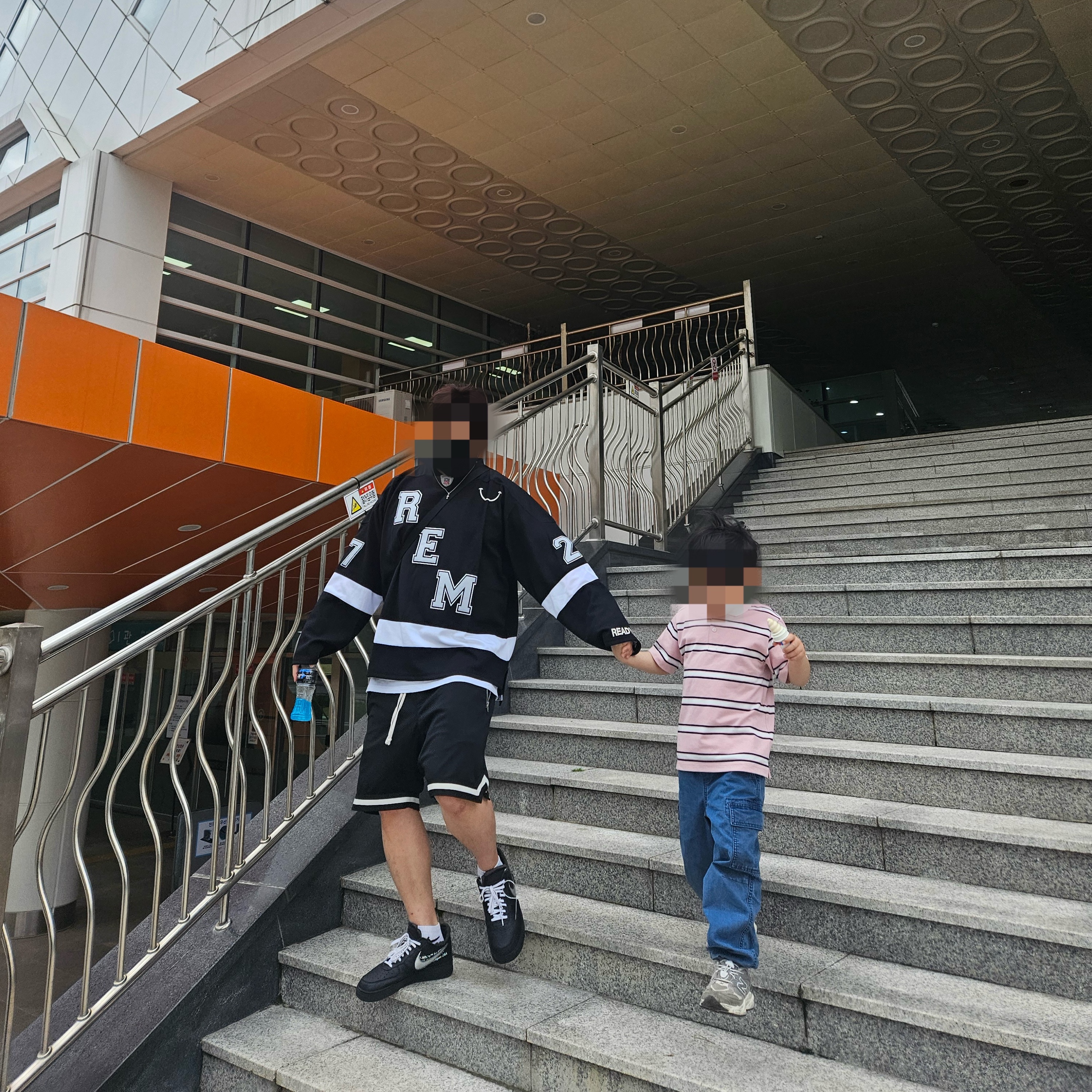Nike x Off-White Air Force 1 Low '07 MoMA, Supreme Puffer Side Bag Black - 22FW 착용 스타일 - 1