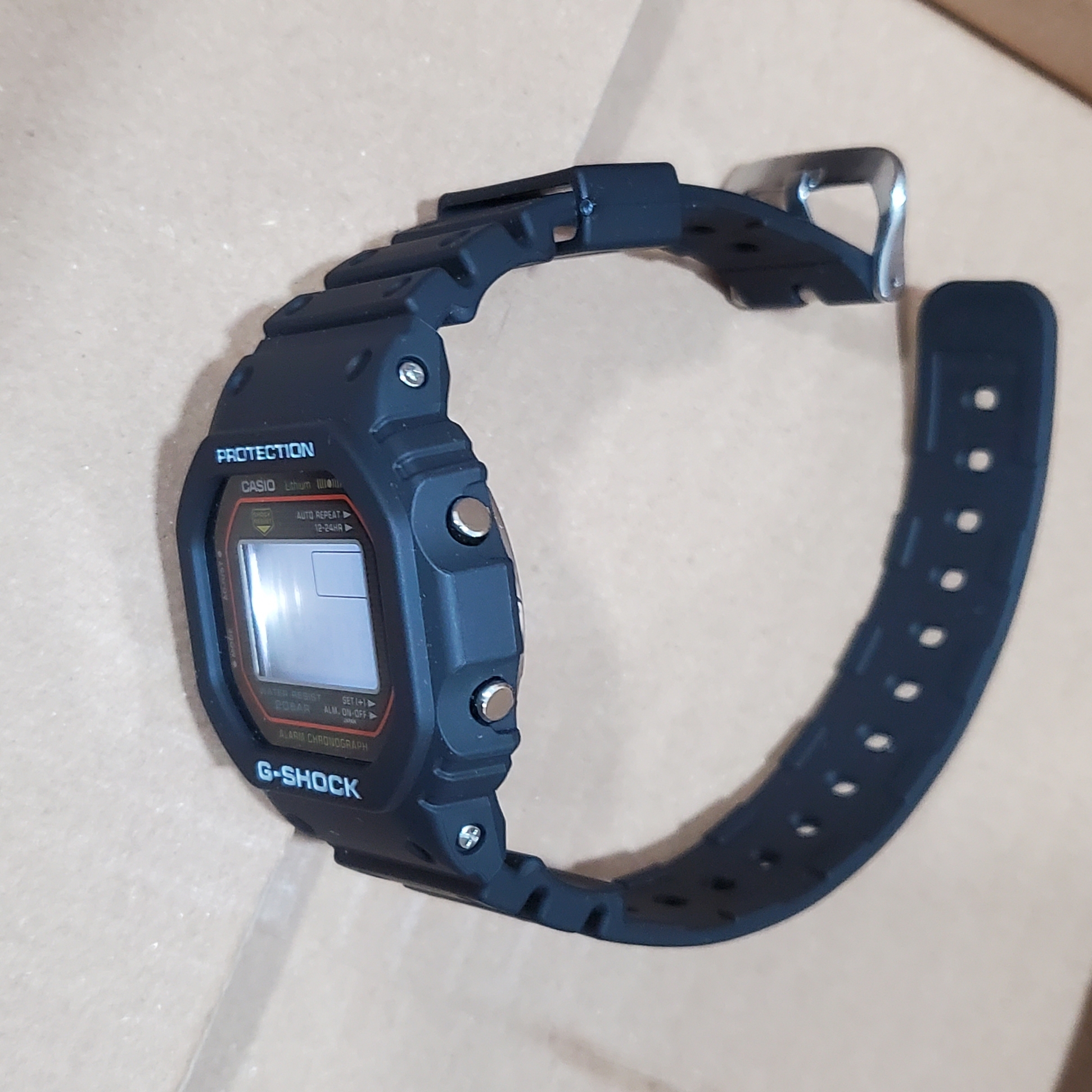 Casio G-Shock DW-5000R-1A 착용 스타일 - 1