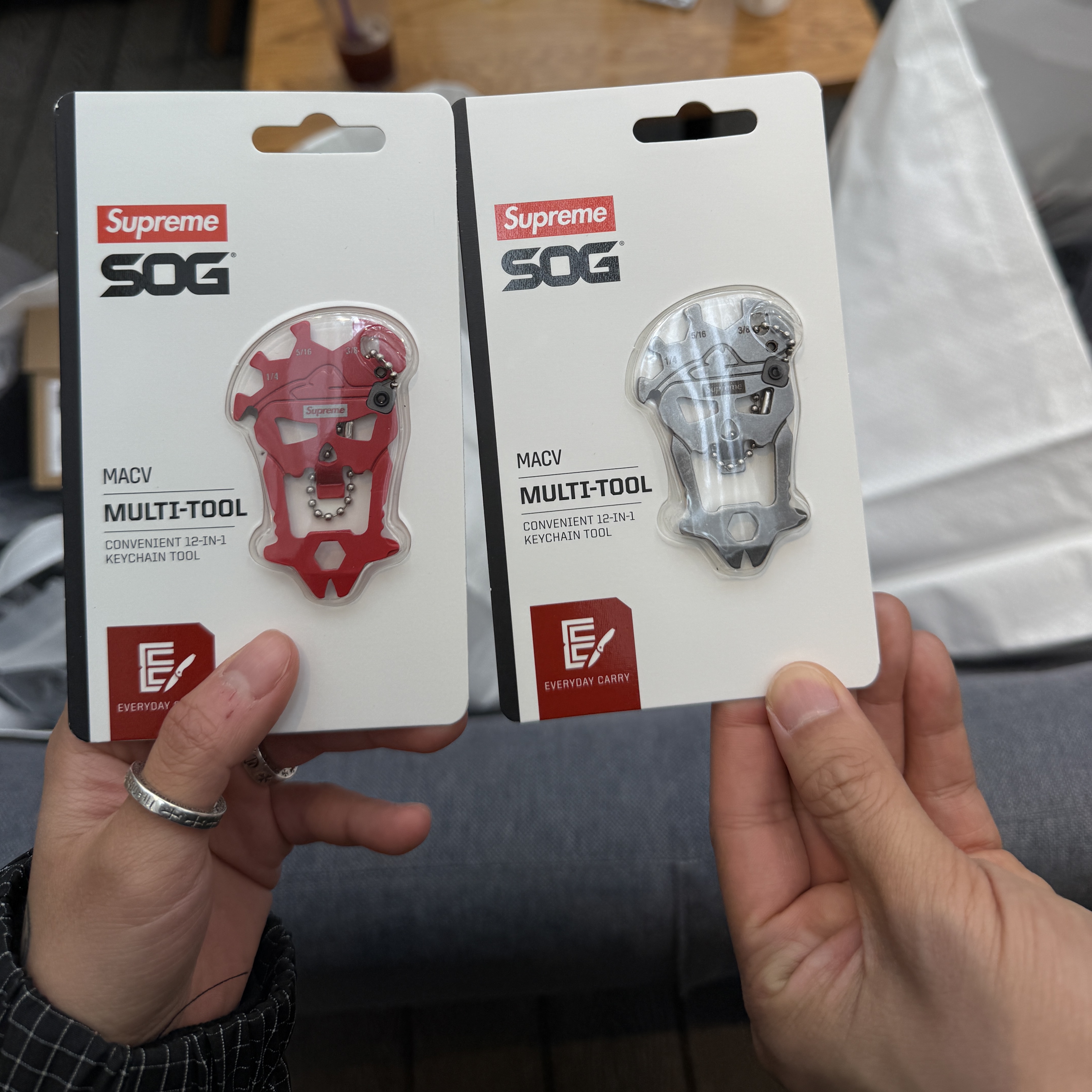 Supreme x SOG MacV Tool Red - 25SS, Supreme x SOG MacV Tool Silver - 25SS 착용 스타일