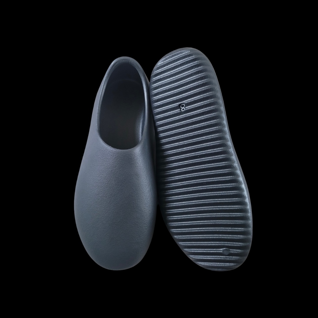 Yeezy SL-01 Black 착용 스타일 - 1