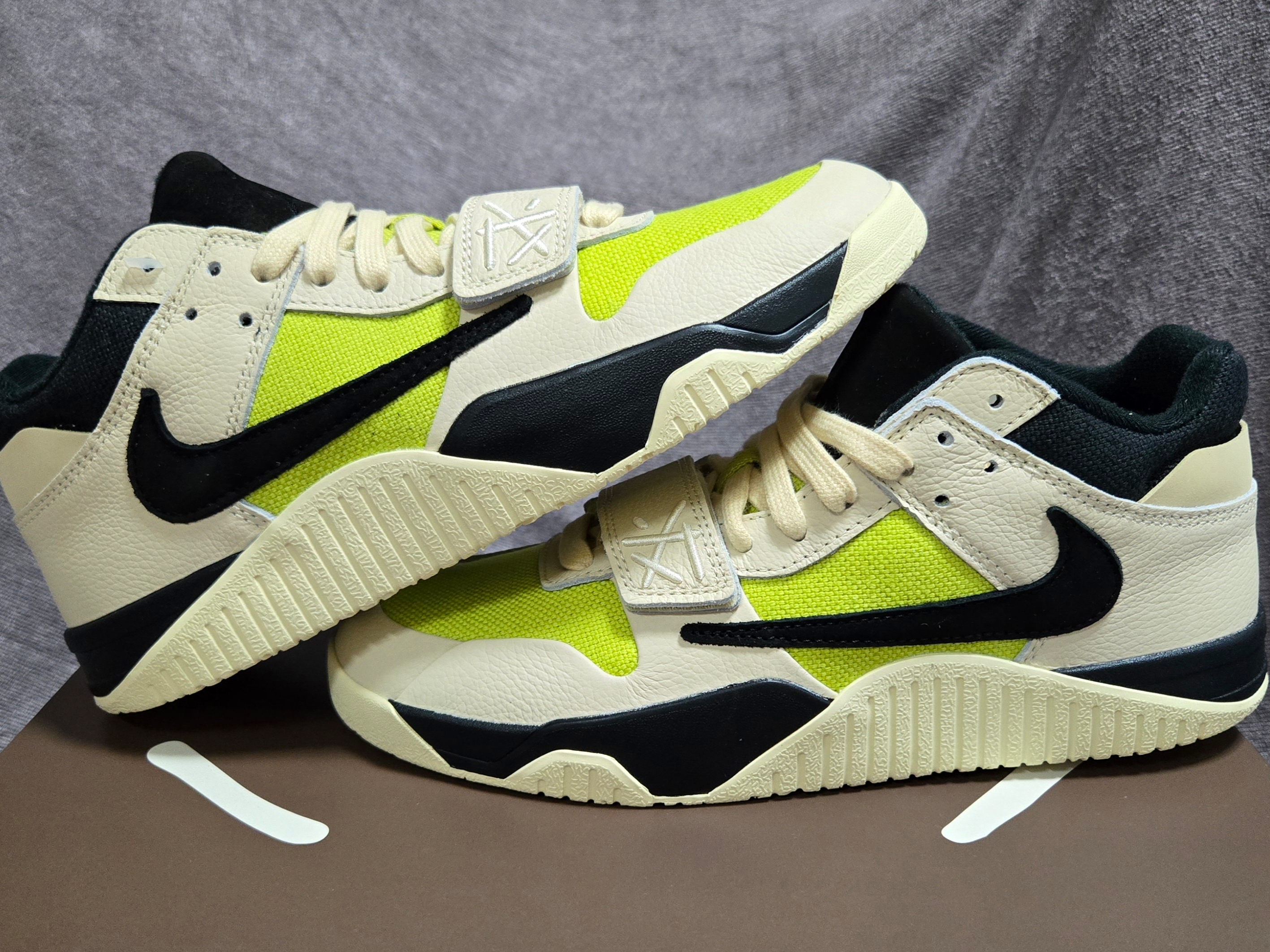 Jordan x Travis Scott Jumpman Jack TR Bright Cactus, Nike x Travis Scott Zoom Field Jaxx Pale Ivory and Leche Blue 착용 스타일 - 1