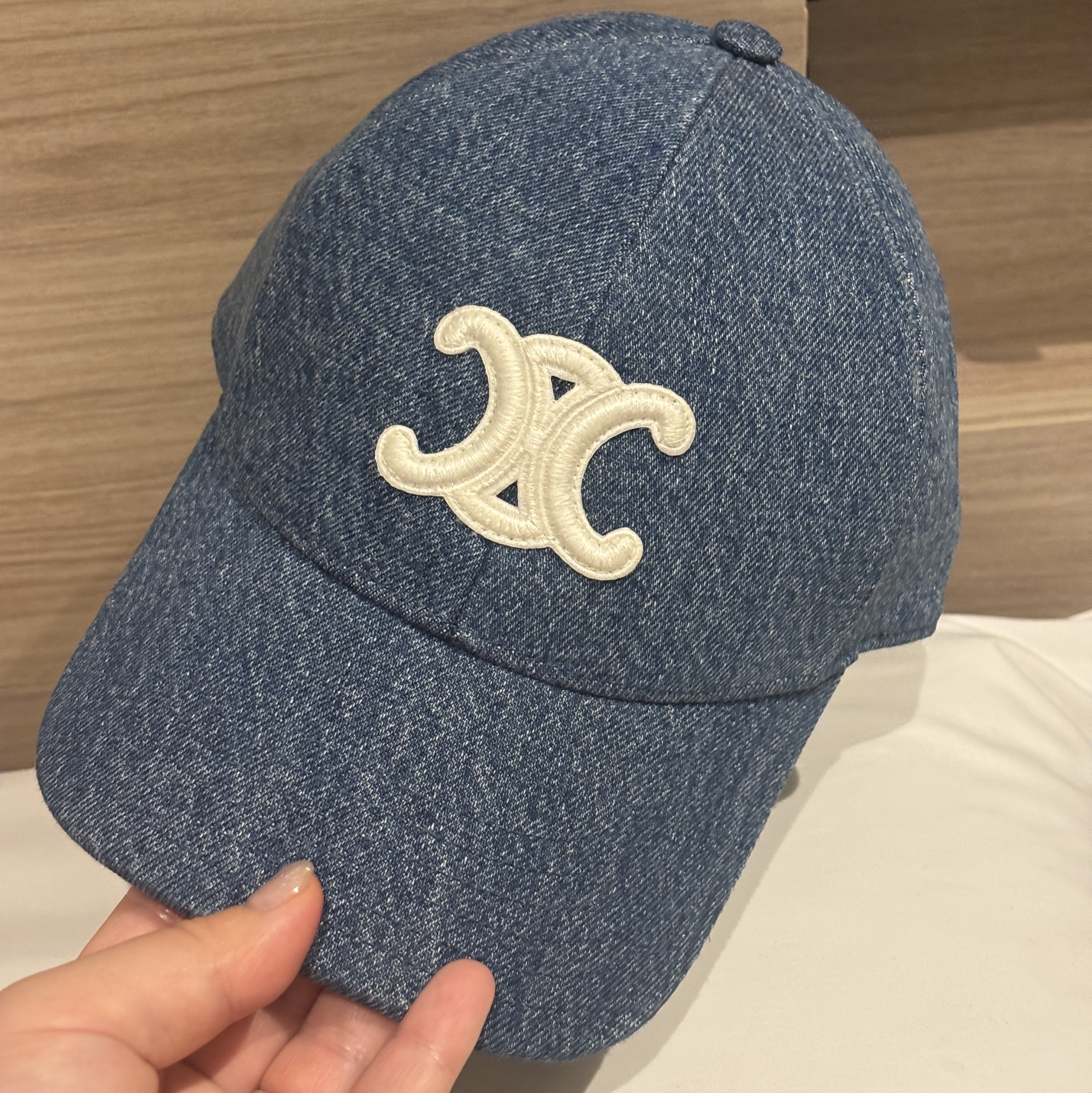 Celine Triomphe Baseball Cap in Union Wash Denim Union Wash 착용 스타일