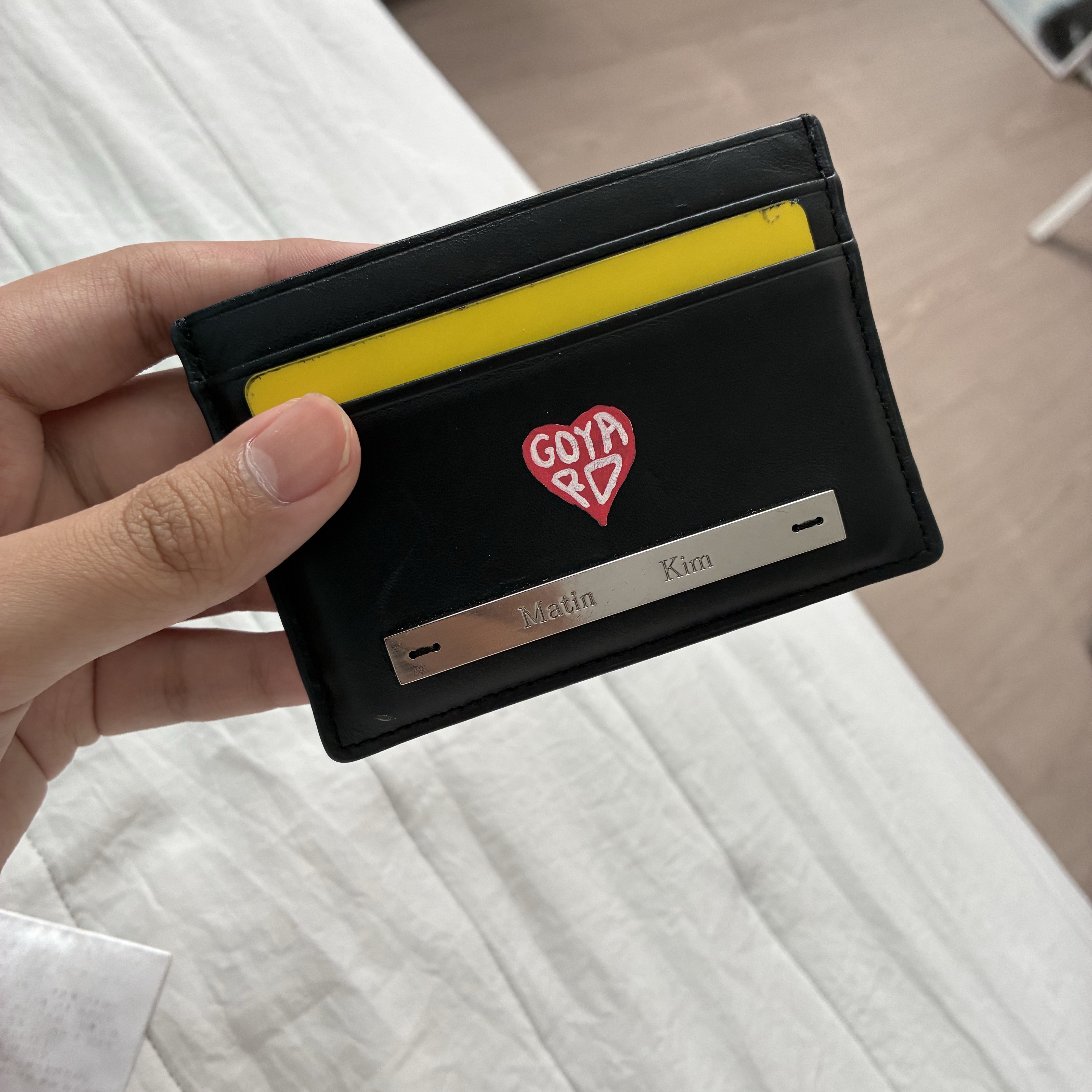 Matin Kim Vintage Card Wallet Black 착용 스타일 - 1