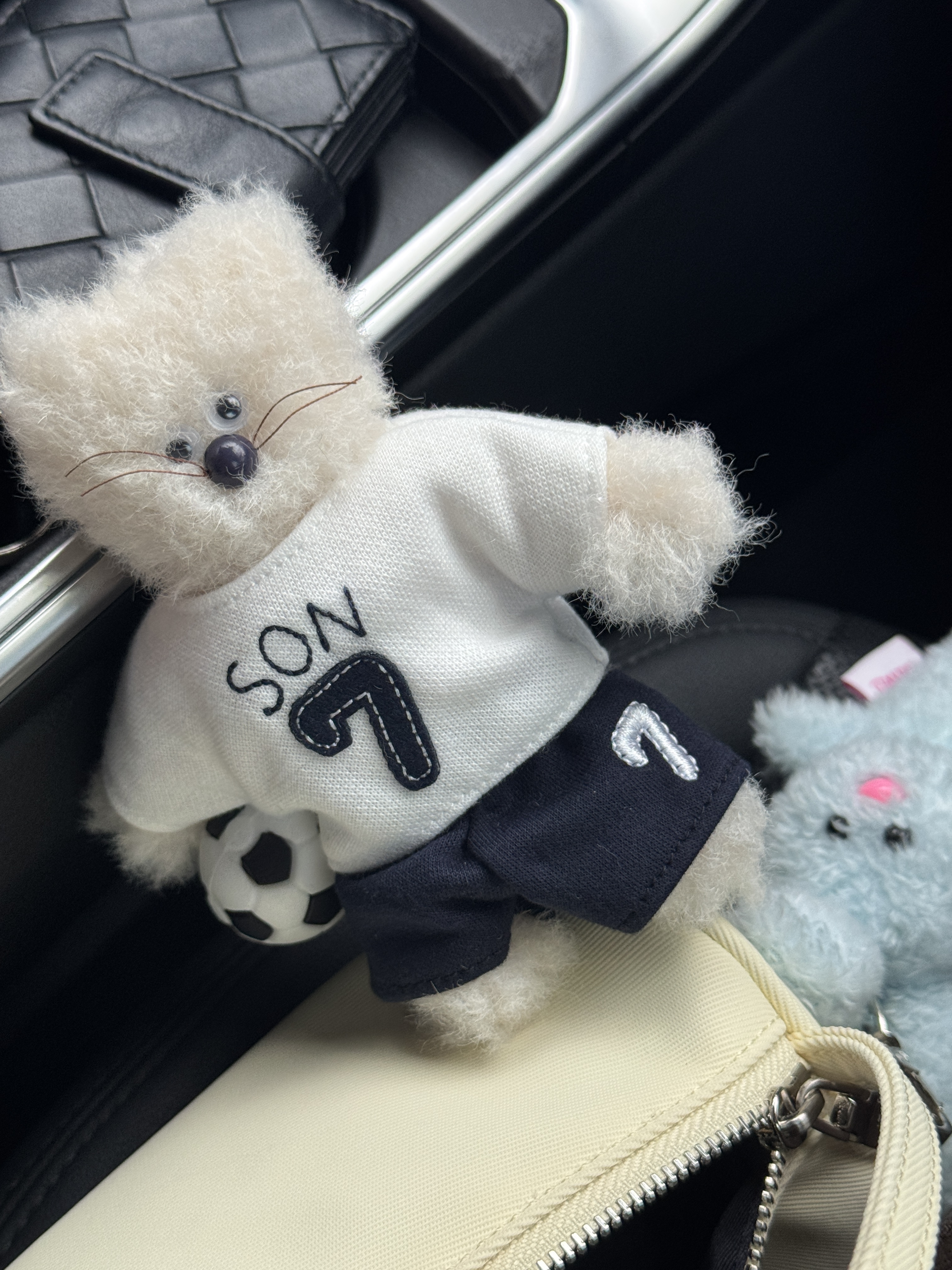 Monamhee x NOS7 SON.hee Keyring Cream 착용 스타일