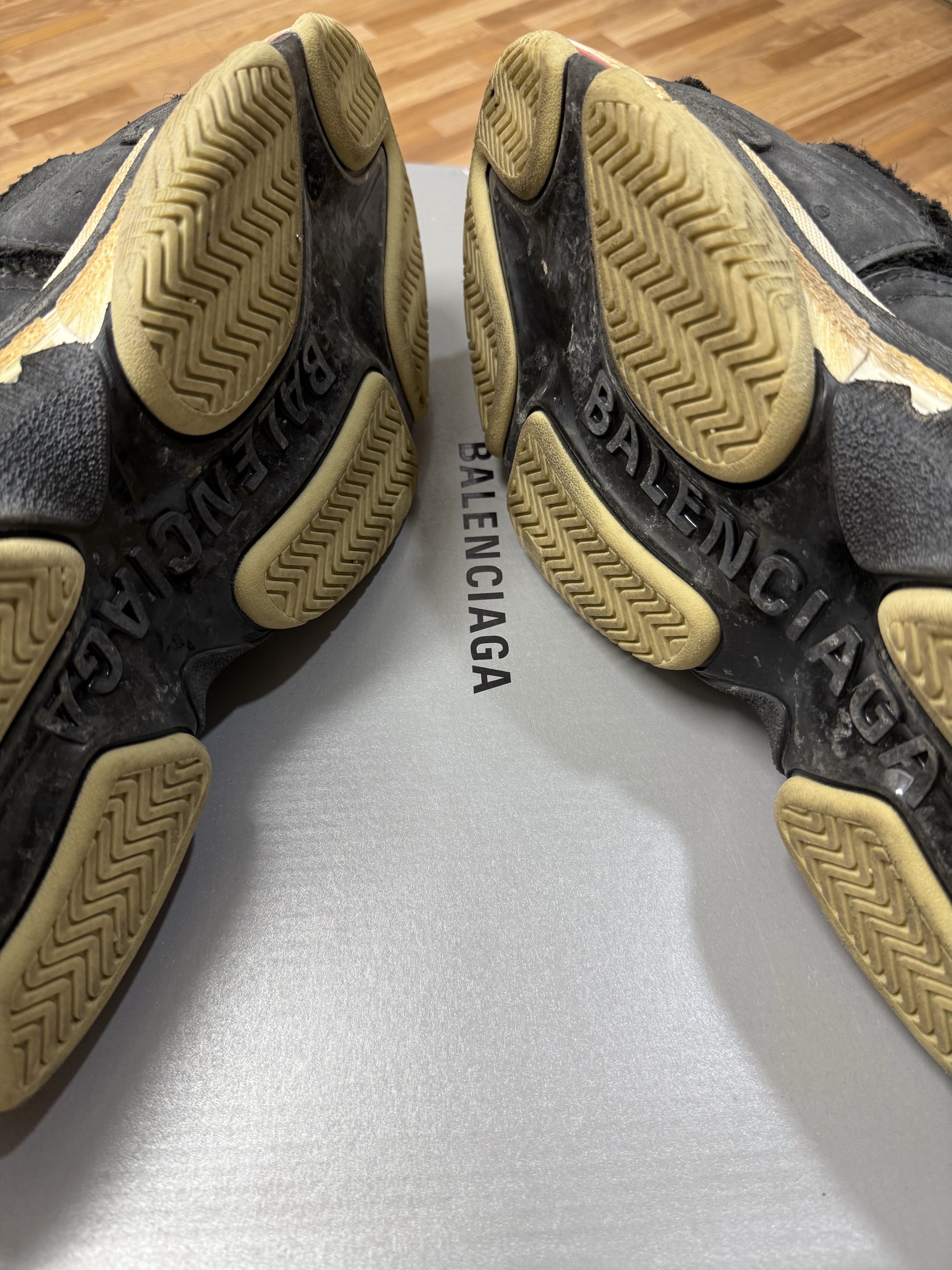 Balenciaga Triple S Sneakers Black Red 2022 착용 스타일 - 2
