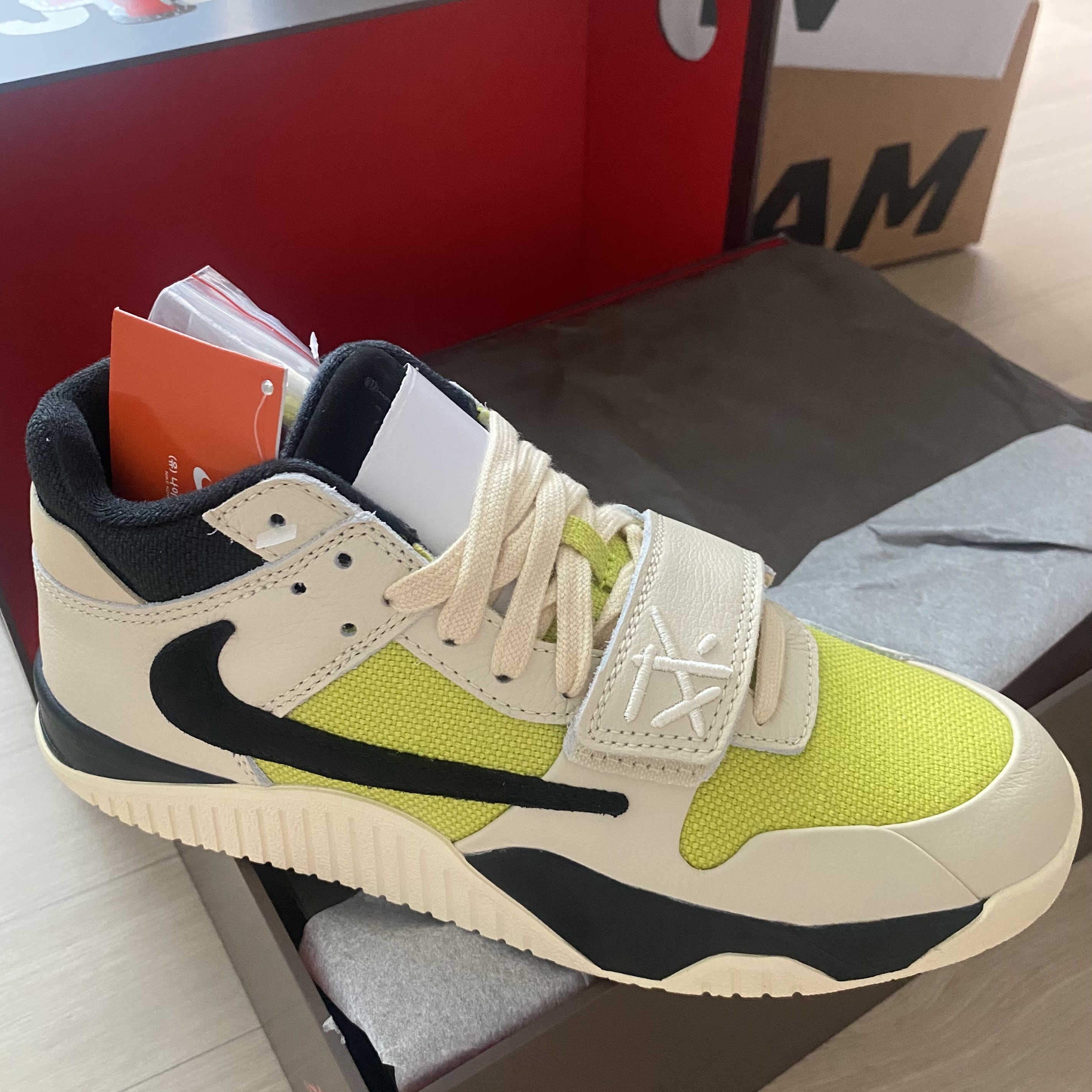 Jordan x Travis Scott Jumpman Jack TR Bright Cactus 착용 스타일
