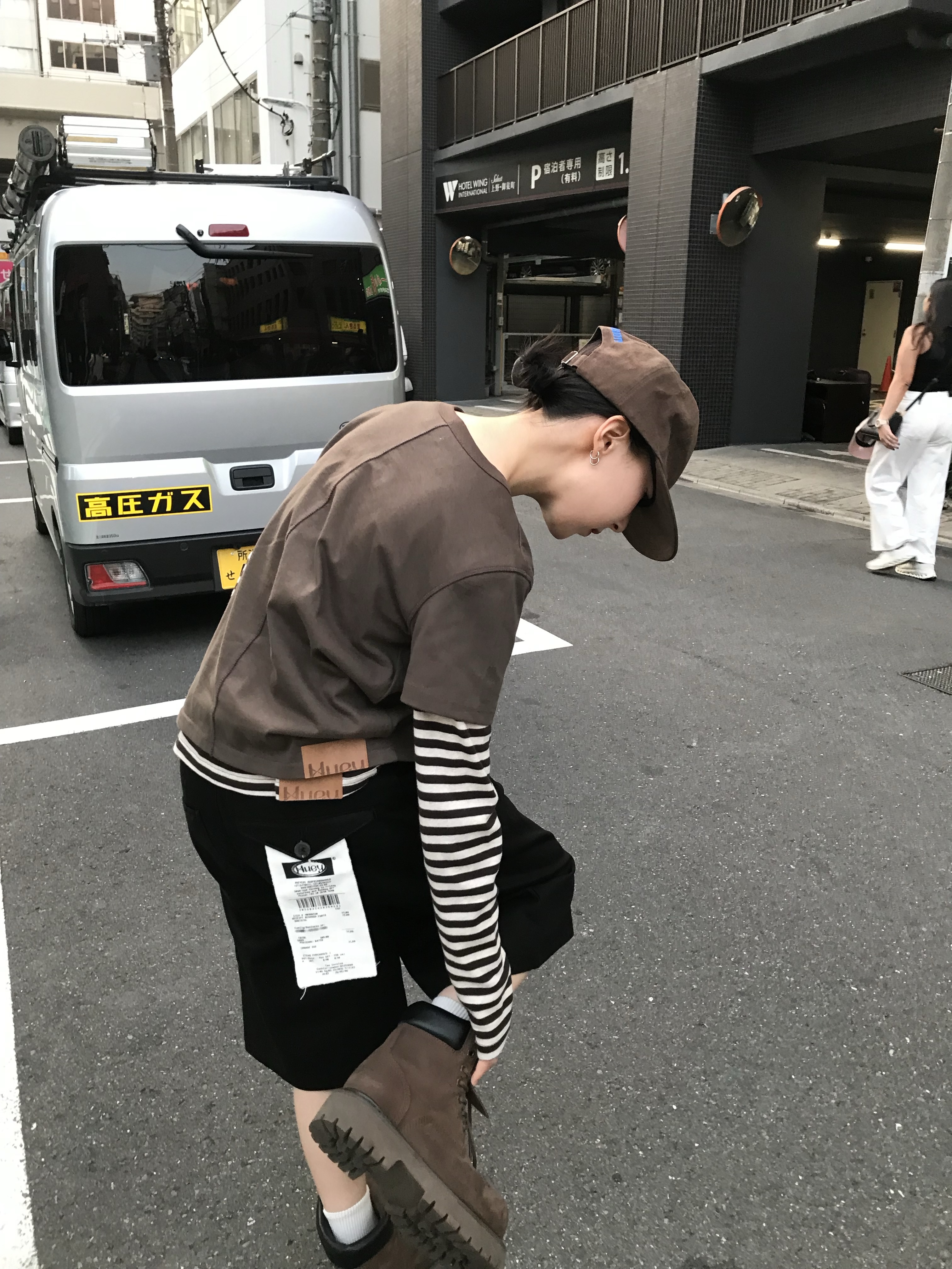 Huey Receipt Pin Tuck Bermuda Pants Black, Huey Stripe Border Tee Oatmeal Brown 착용 스타일 - 3