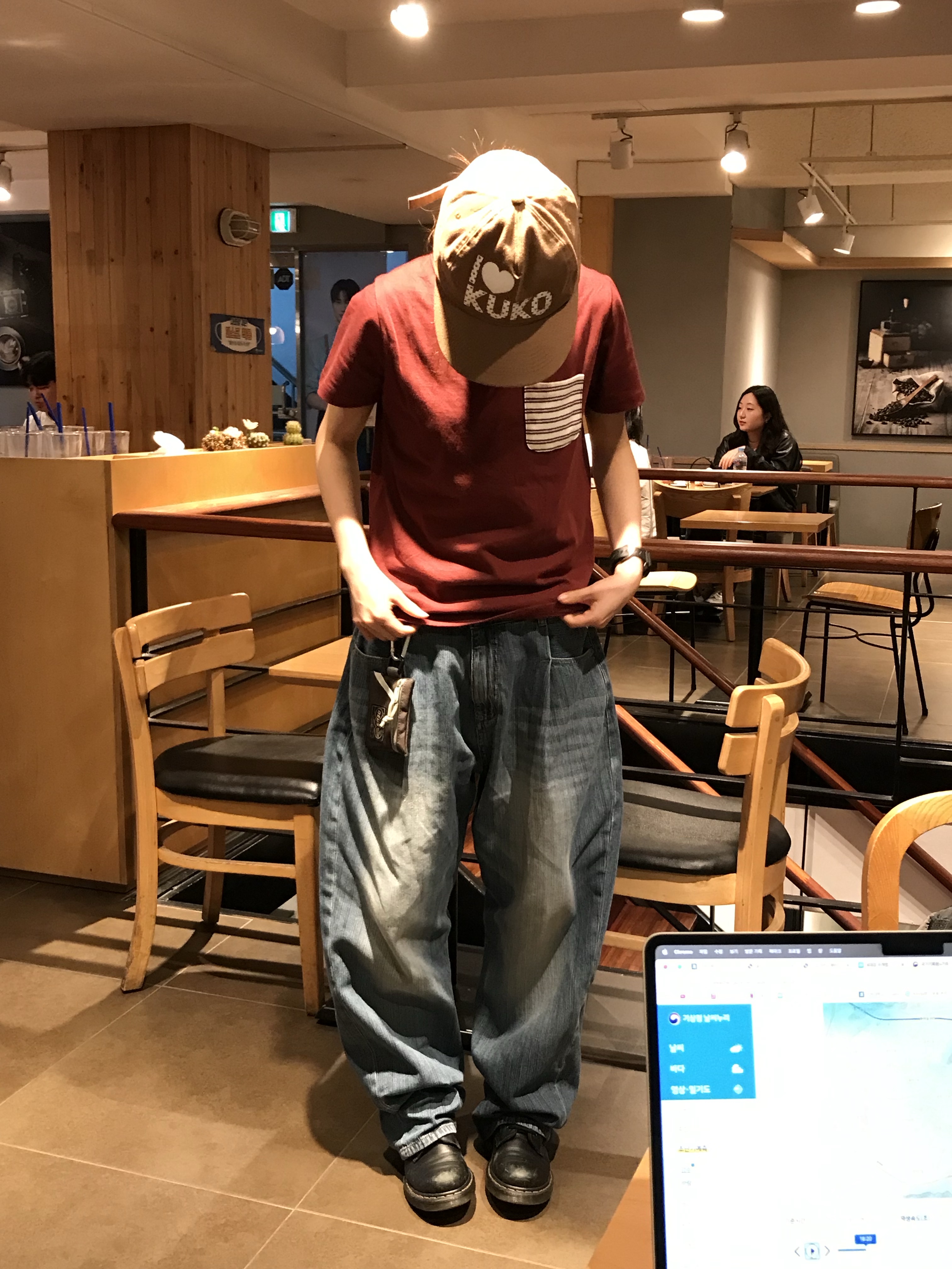 Karactor One Tuck Wide Tapered Denim Pants Light blue 착용 스타일 - 2