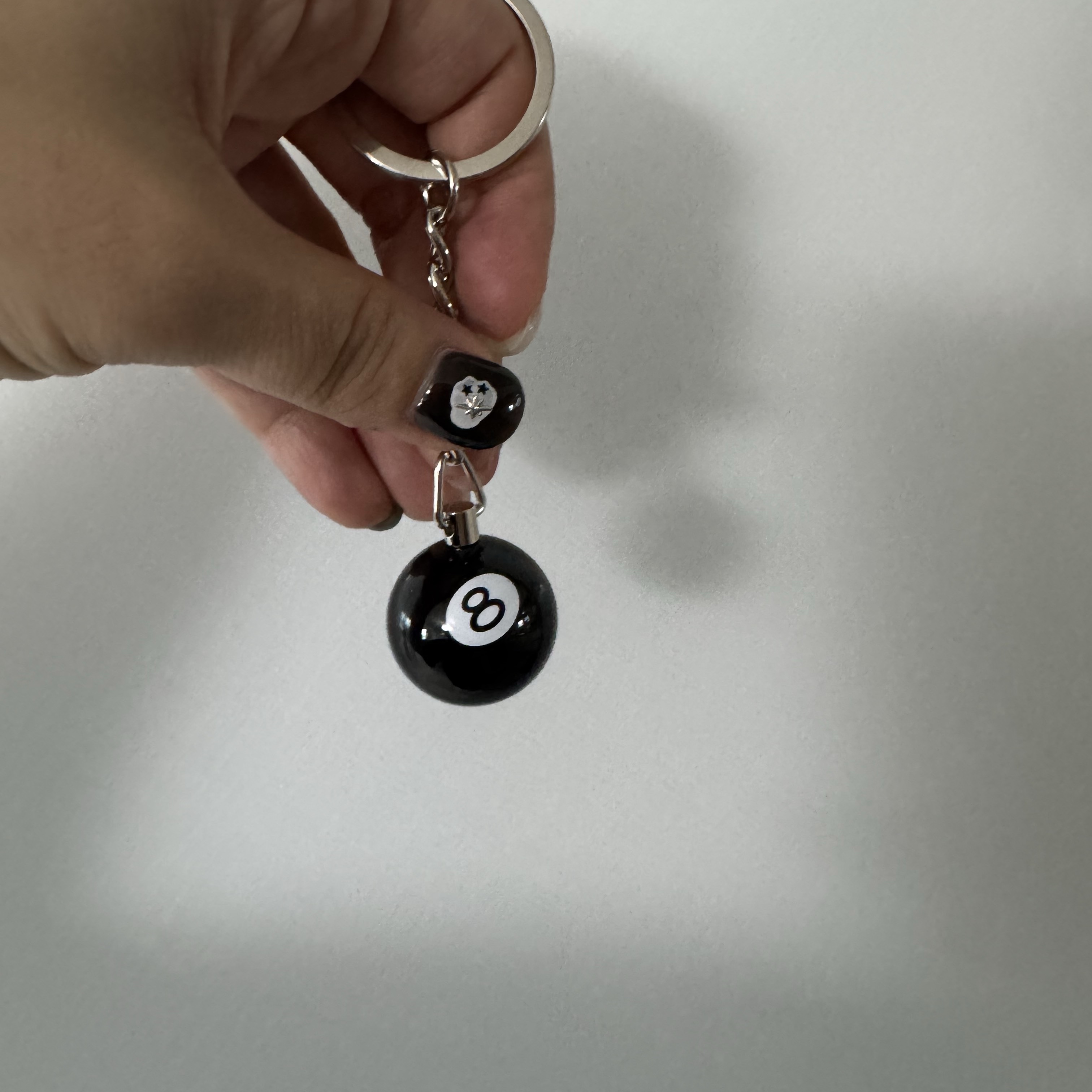 Stussy 8 Ball Keychain Black 착용 스타일