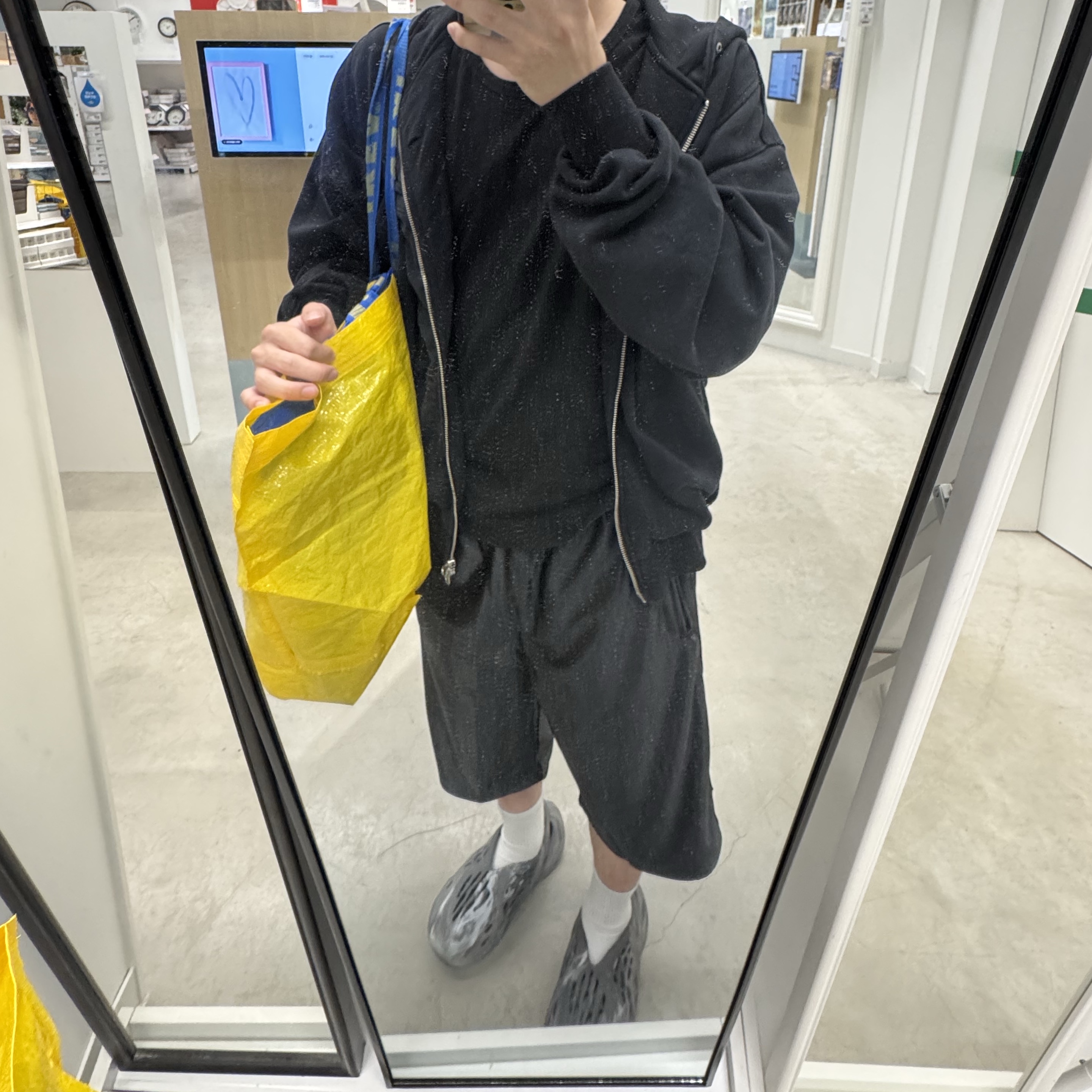 Adidas Yeezy Foam RNNR MX Granite 착용 스타일