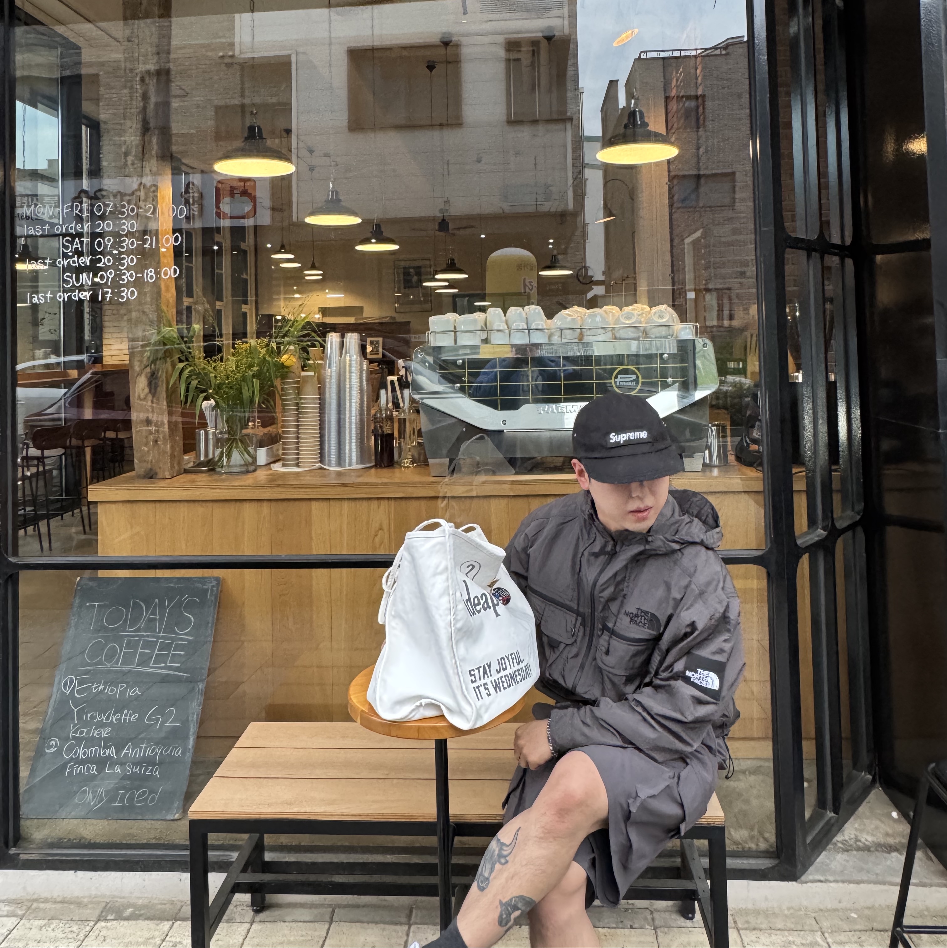 Supreme Waxed Cotton Camp Cap Black - 23FW, The North Face Sheldon Jacket Beige Brown - 25SS 착용 스타일