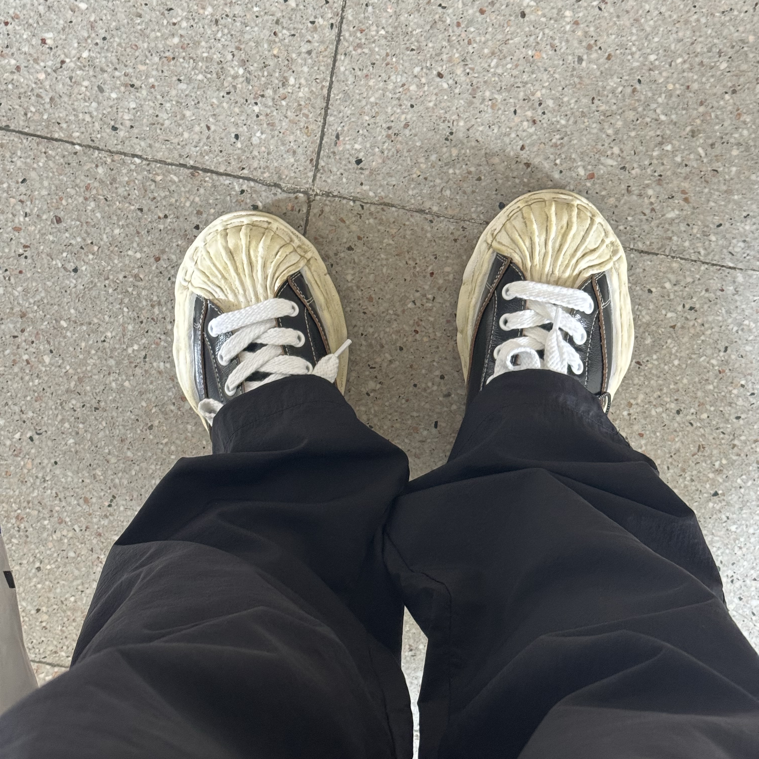 Maison Mihara Yasuhiro Blakey OG Sole Wrinkled Leather Low-top Sneakers Black 착용 스타일