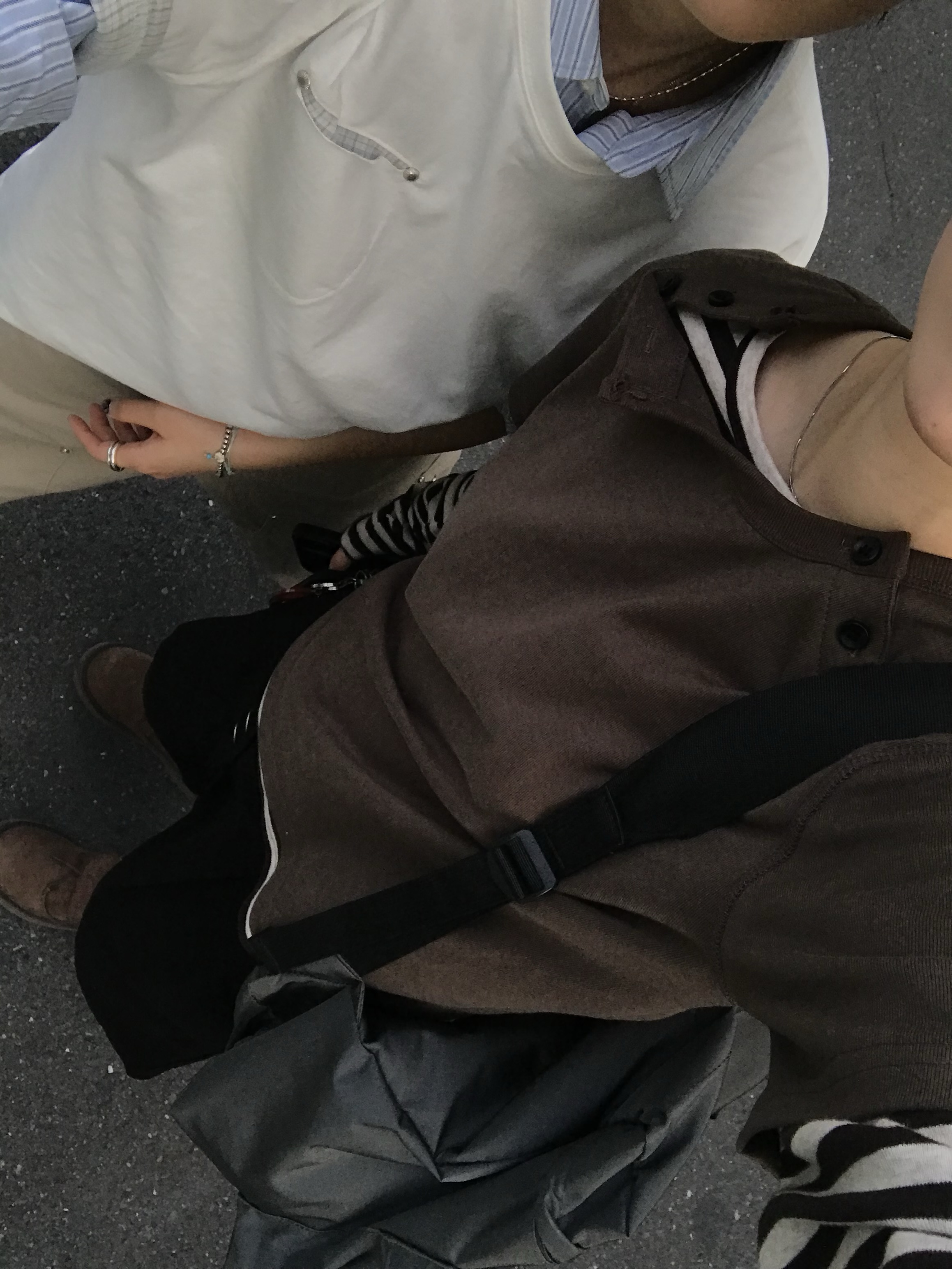 Huey Receipt Pin Tuck Bermuda Pants Black, Huey Stripe Border Tee Oatmeal Brown 착용 스타일 - 5