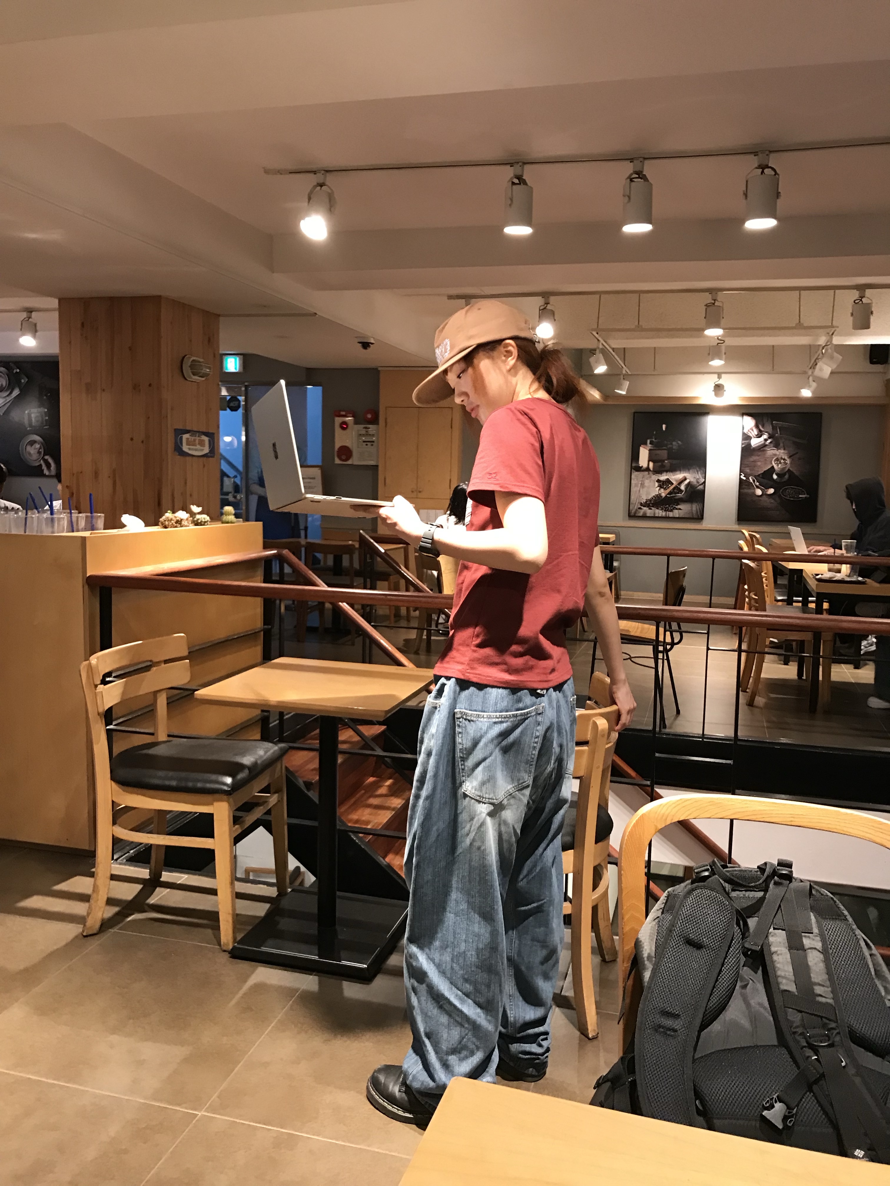 Karactor One Tuck Wide Tapered Denim Pants Light blue 착용 스타일 - 3