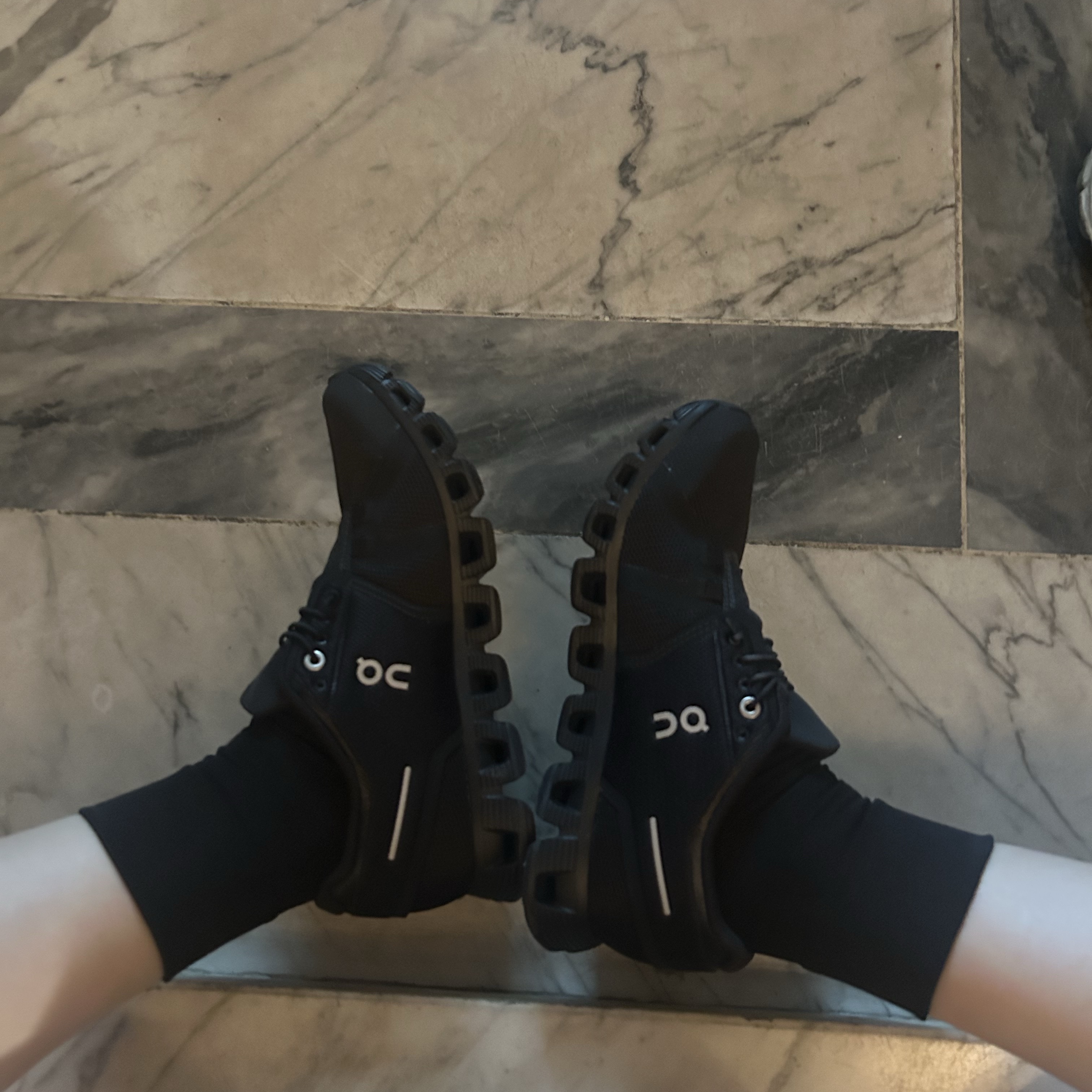 (W) On Running Cloud 5 All Black 착용 스타일 - 2