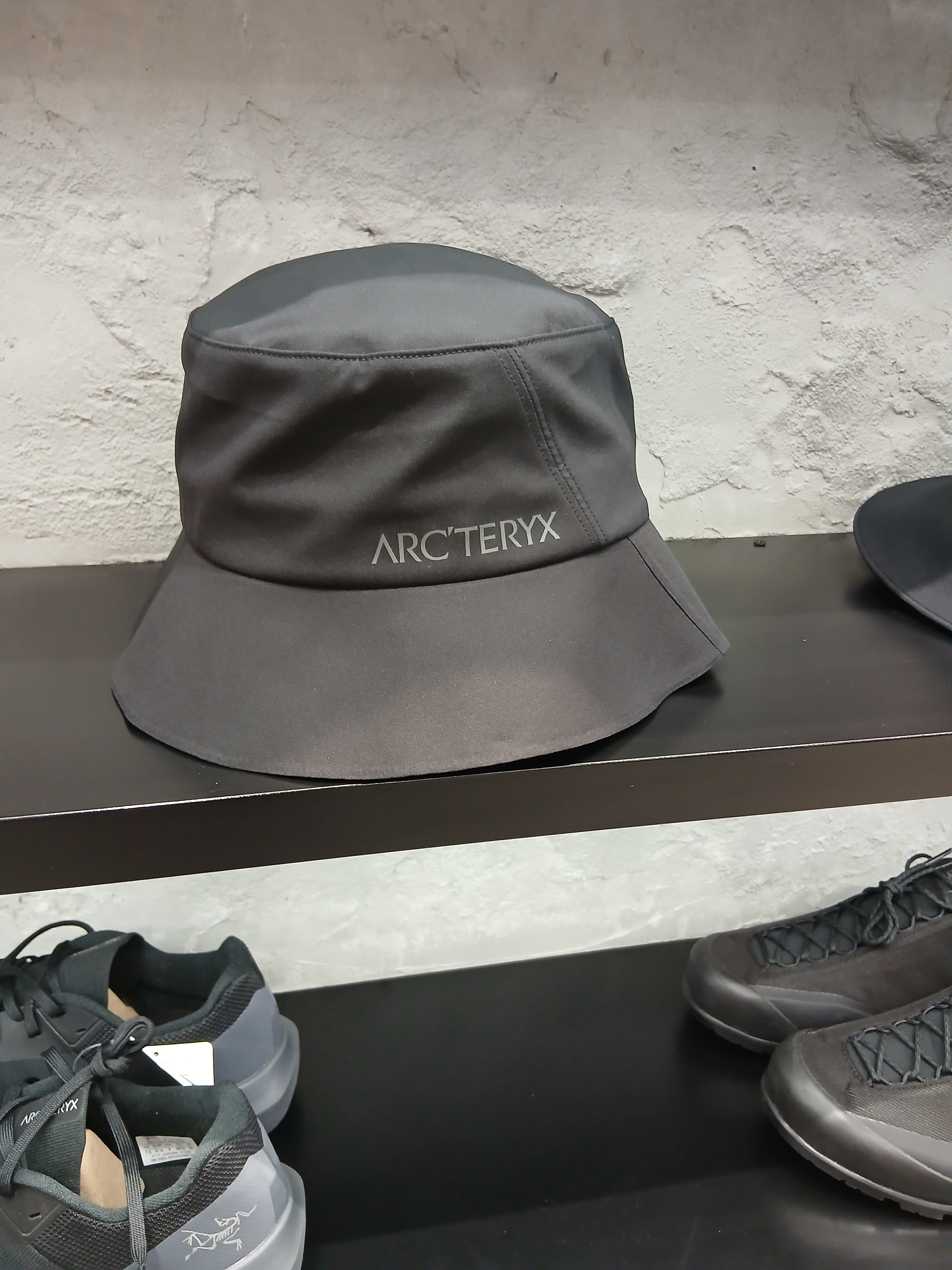 Arc'teryx Norvan 7 Vest Black, Arc'teryx Norvan Cap Black 착용 스타일 - 7