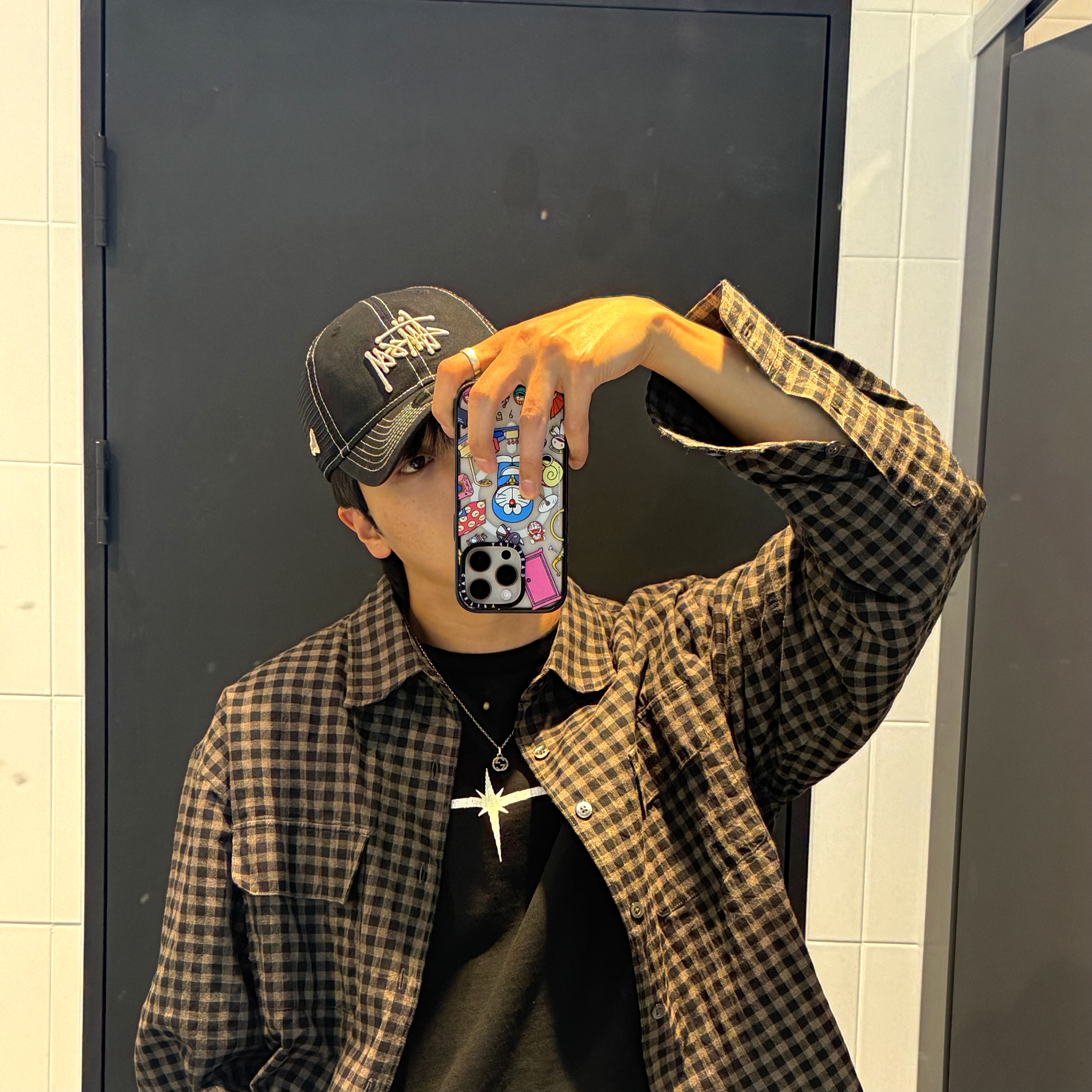 Stussy New Era 9twenty Basic Trucker Black 착용 스타일 - 1