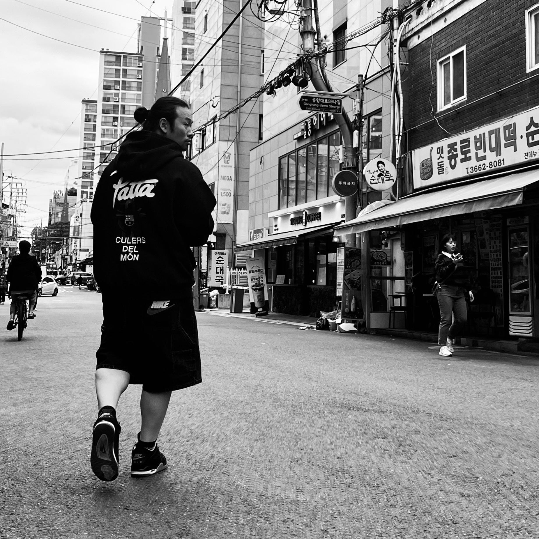 Nike x Patta x FC Barcelona Solo Swoosh Hoodie Culers del Món (FD4147-010), Jordan 4 Retro Bred 2019 착용 스타일 - 4
