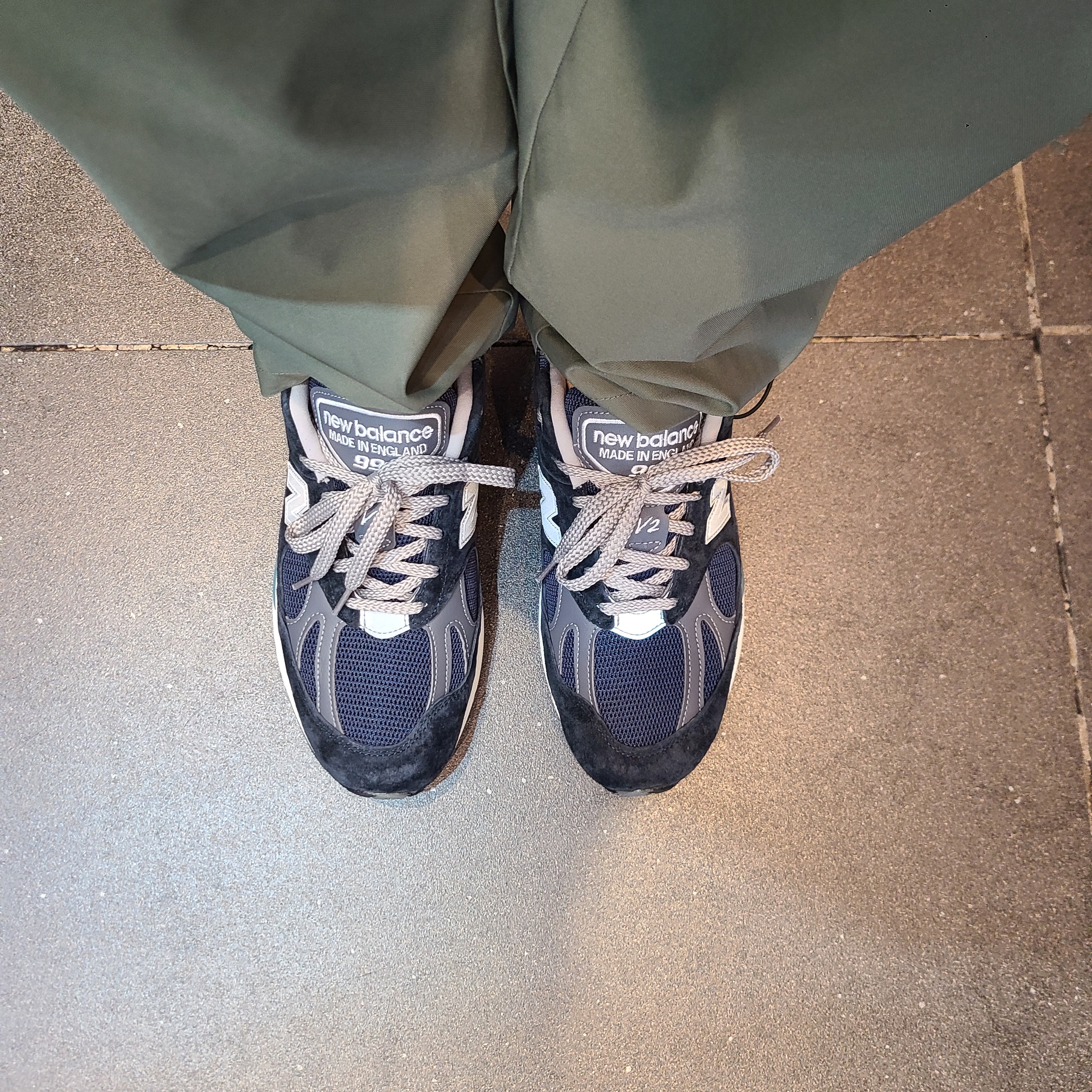 New Balance 991v2 Made in UK Dark Navy Smoked Pearl 착용 스타일