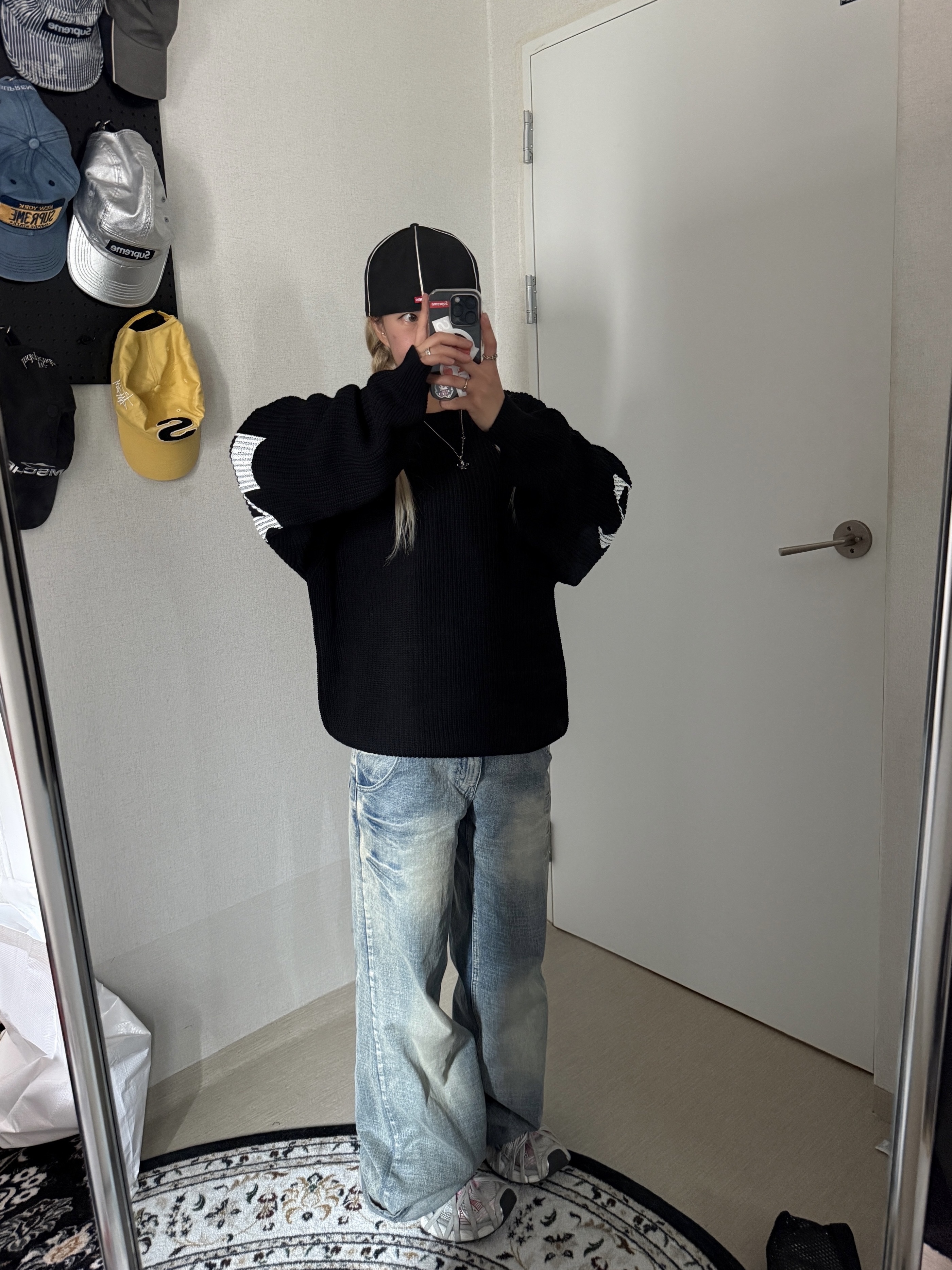 Supreme Old English Printed Sweater Black - 25SS 착용 스타일 - 1