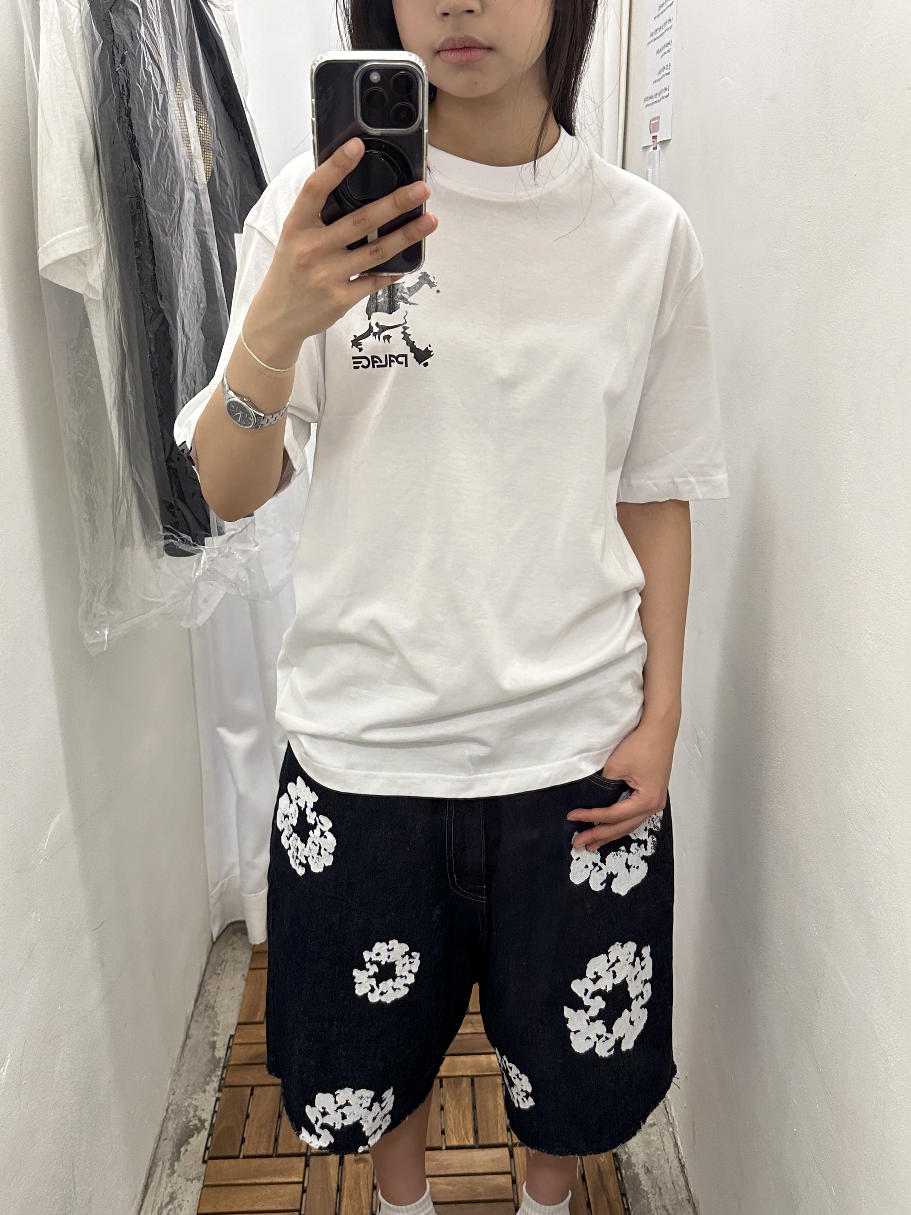 Supreme x Margaret Keane Teardrop T-Shirt White - 24SS, Palace x Oakley T-Shirt White - 23SS 착용 스타일 - 3