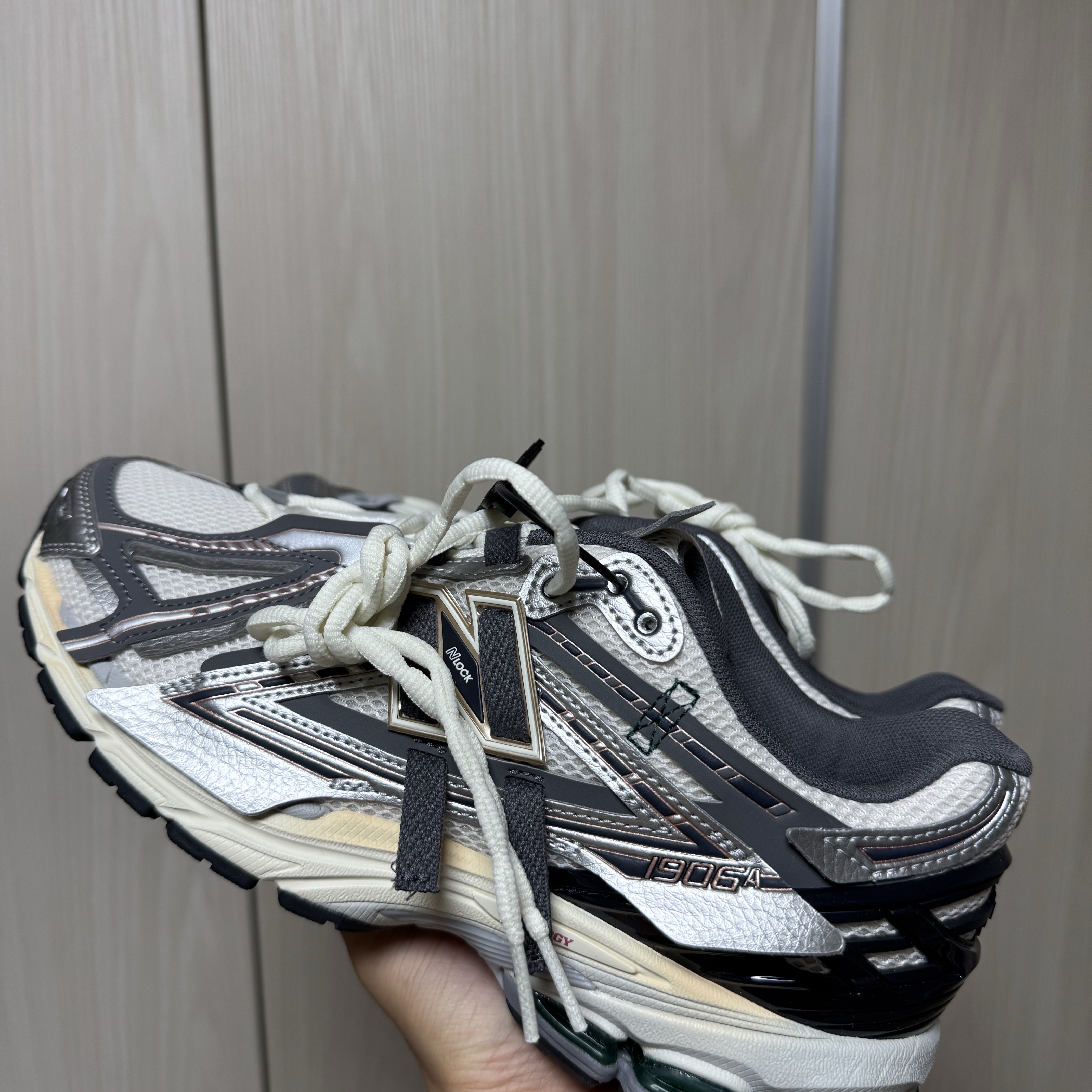 New Balance 1906A Silver Metallic Castlerock 착용 스타일 - 1