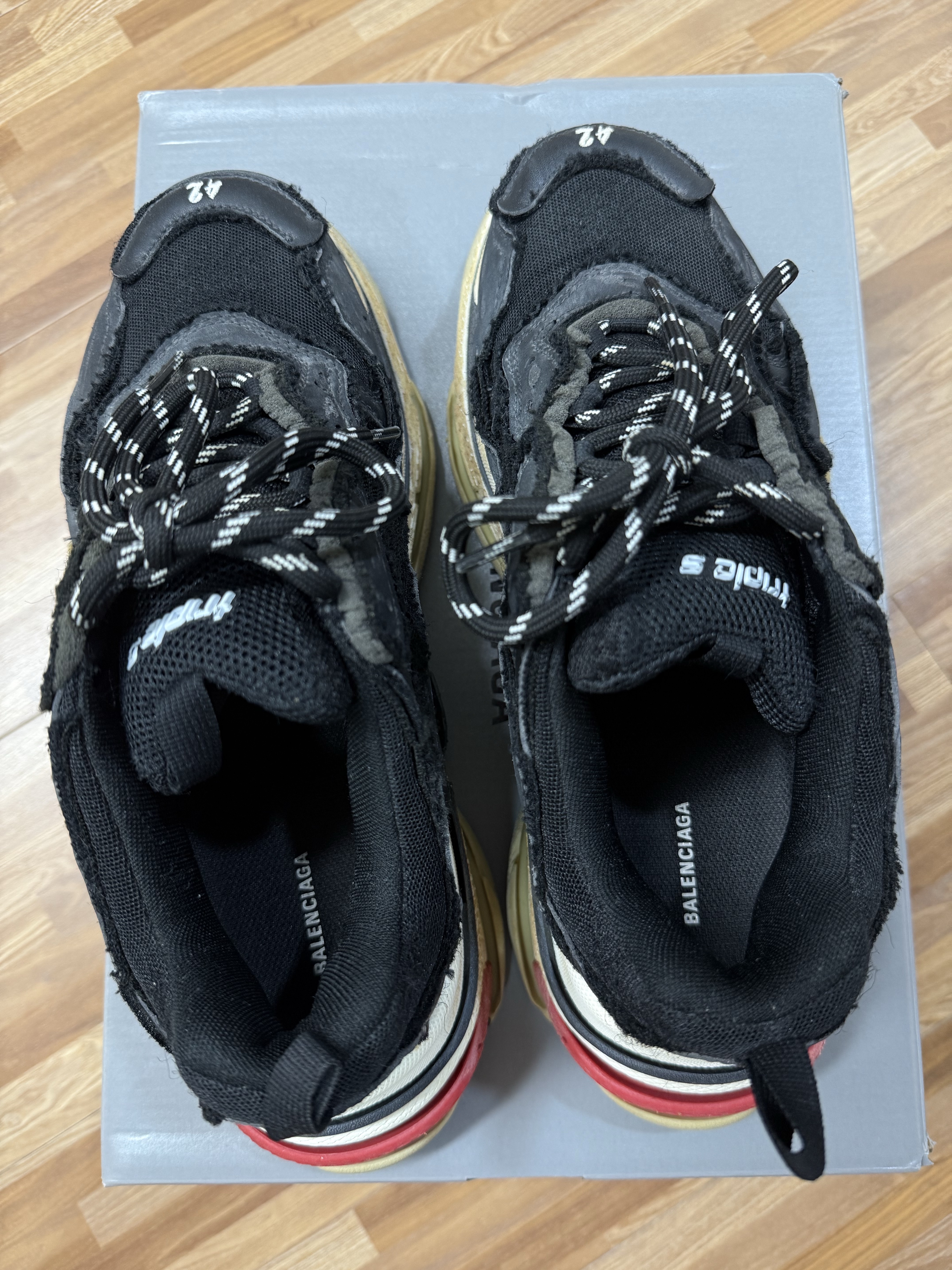 Balenciaga Triple S Sneakers Black Red 2022 착용 스타일 - 3