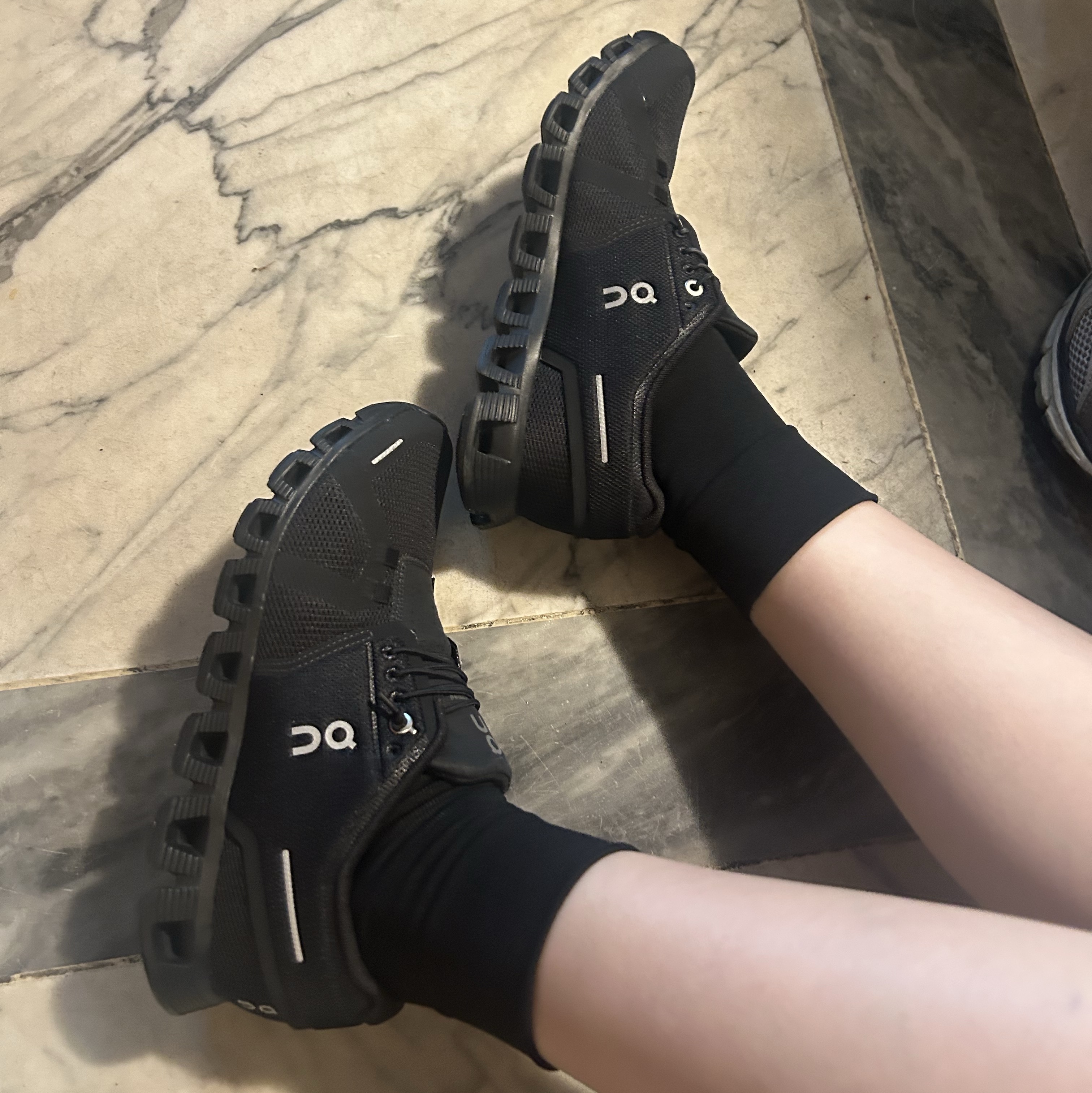 (W) On Running Cloud 5 All Black 착용 스타일 - 3