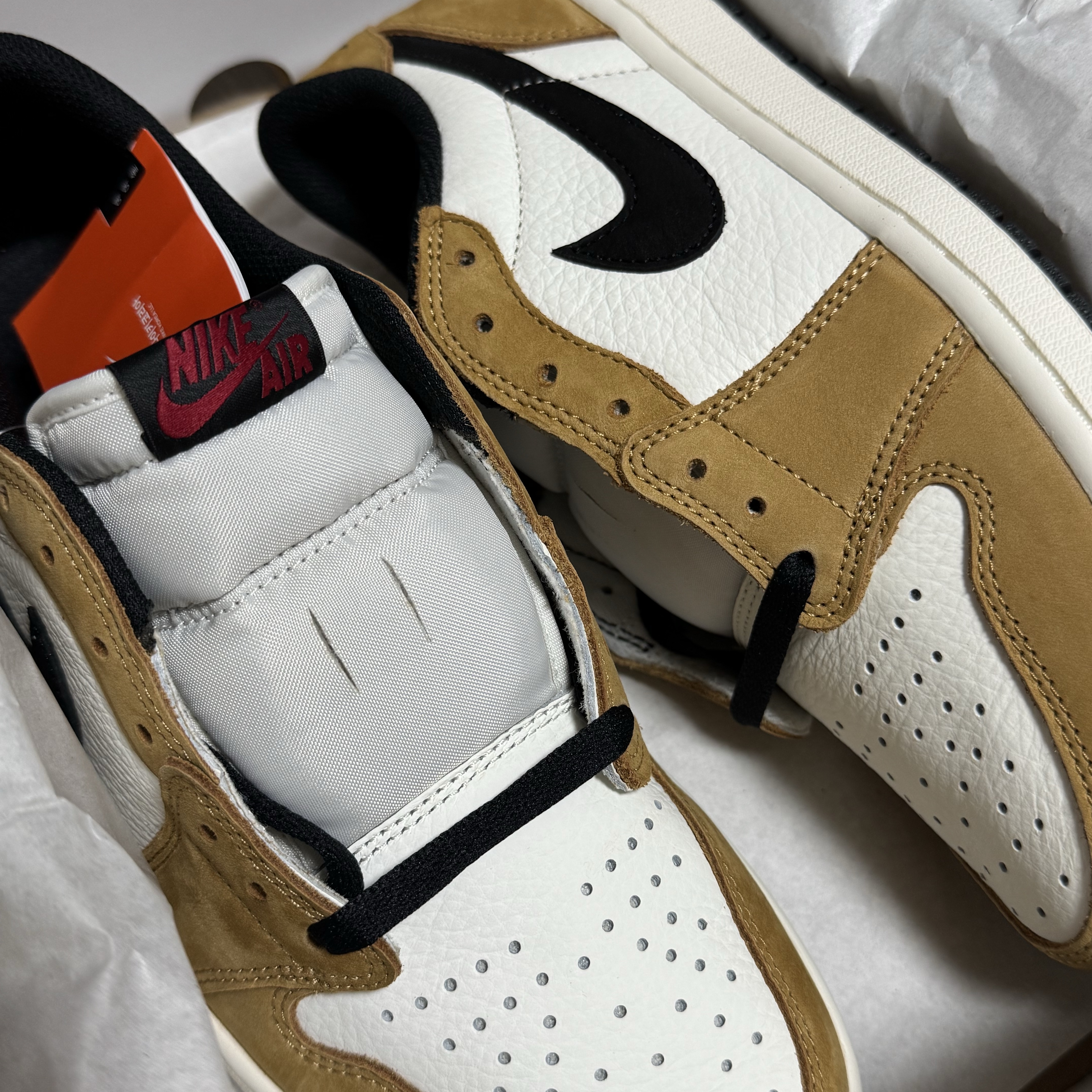 Jordan 1 Low OG Sail and Golden Harvest 착용 스타일