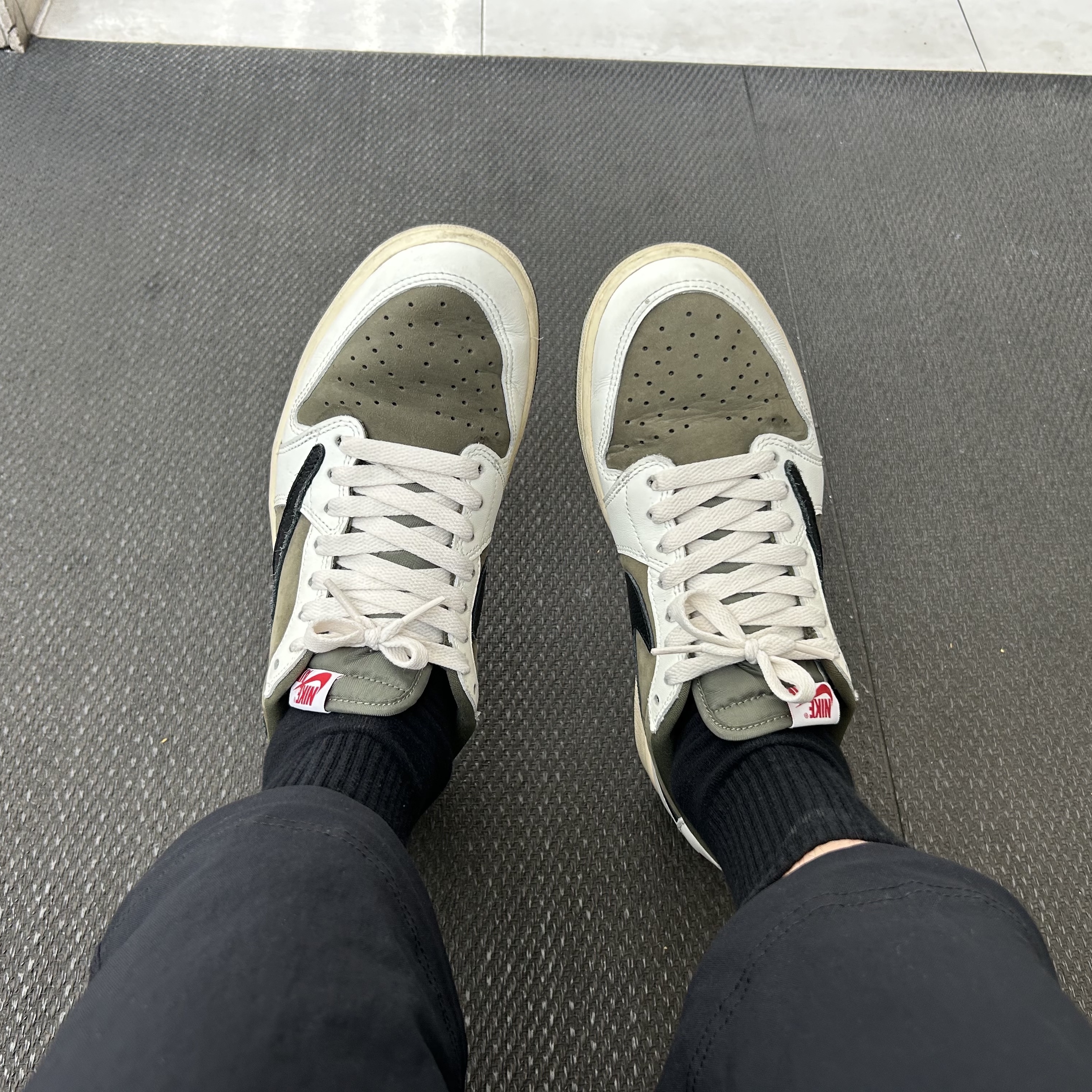 Jordan 1 x Travis Scott Retro Low OG SP Reverse Olive 착용 스타일 - 3
