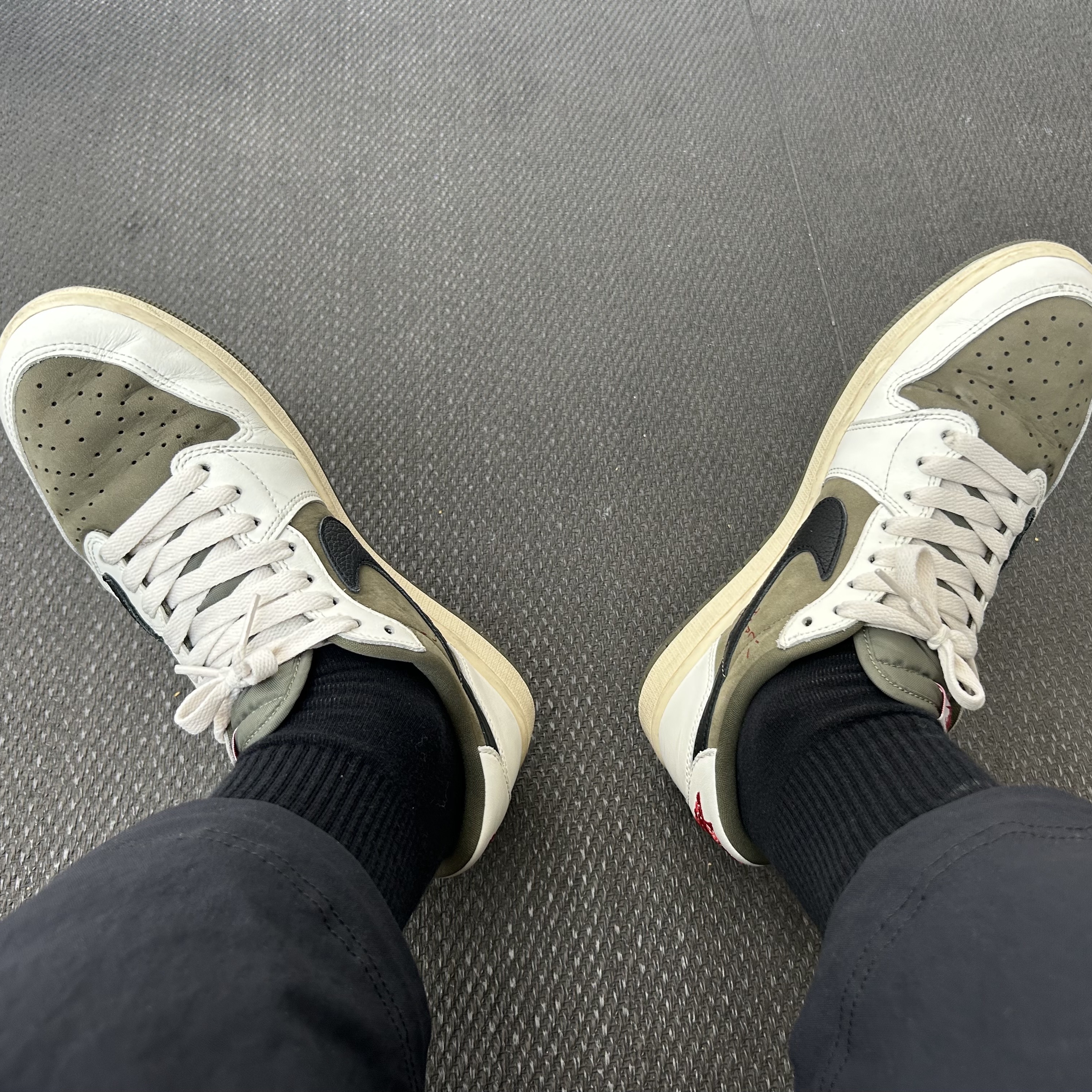 Jordan 1 x Travis Scott Retro Low OG SP Reverse Olive 착용 스타일 - 4