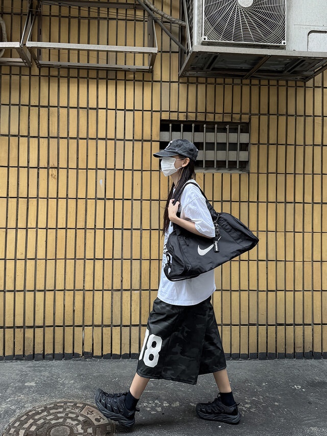 Supreme Pigment S Logo 6-Panel Black - 24FW, Stussy World Tour T-Shirt White 2023 착용 스타일 - 1