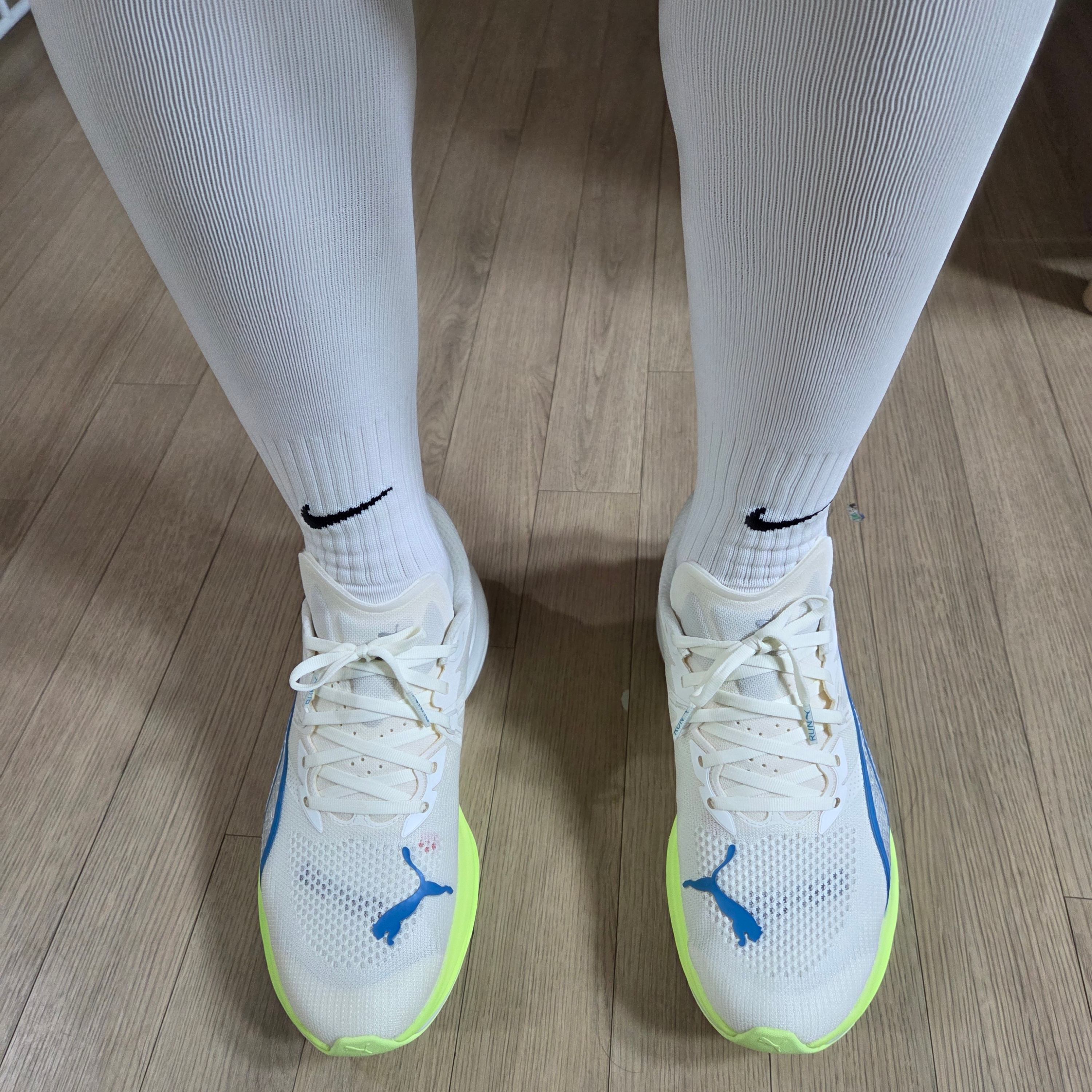 Puma Deviate Nitro 3 Wide Frosted Ivory Tropical Blue 착용 스타일 - 2