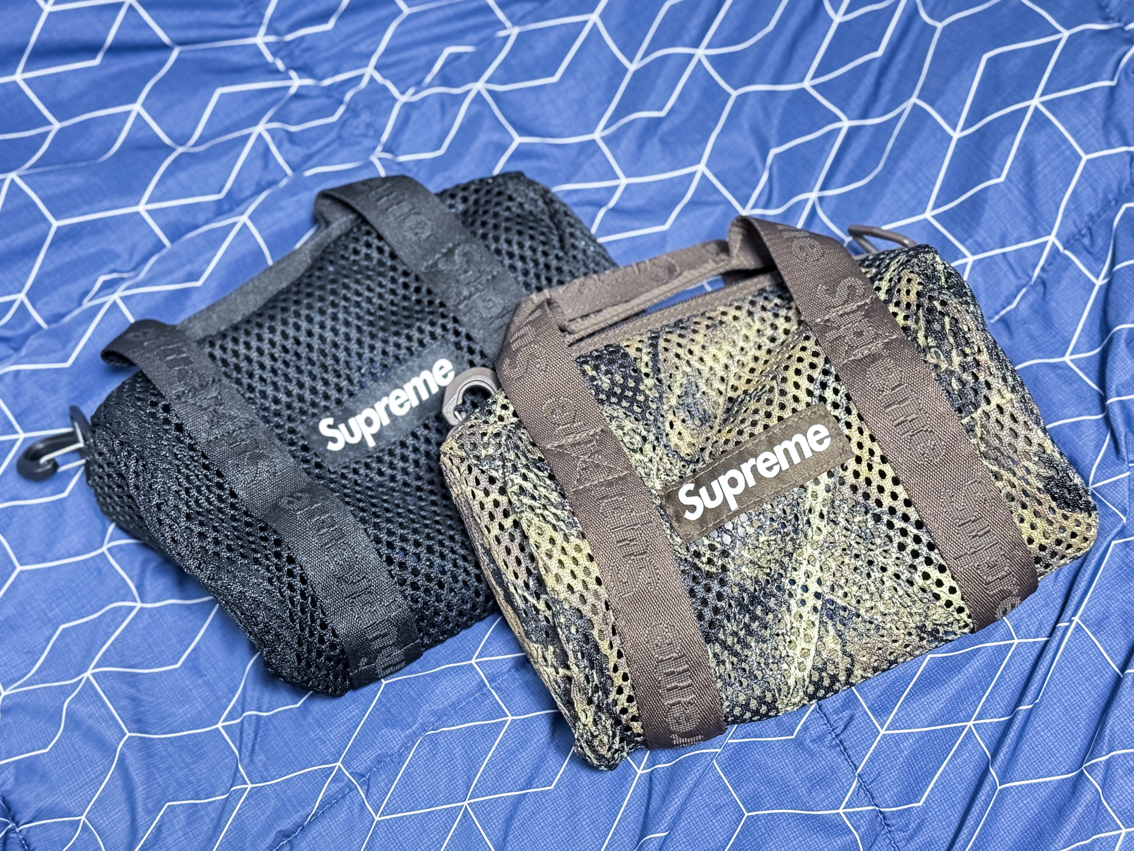 Supreme Mesh Mini Duffle Bag Black - 25SS, Supreme Mesh Mini Duffle Bag Truetimber Kanati Camo - 25SS 착용 스타일