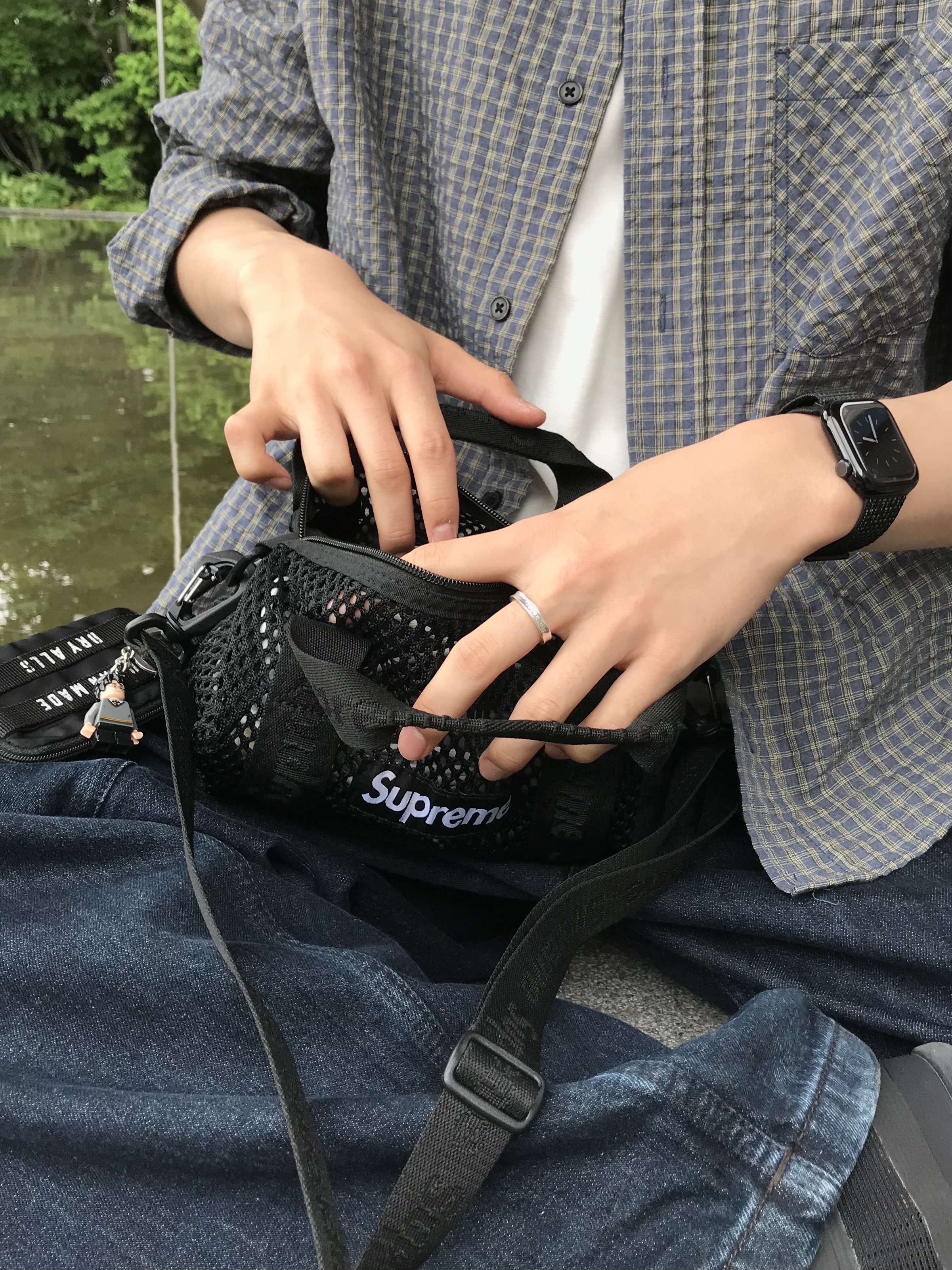 Supreme Mesh Mini Duffle Bag Black - 25SS, On Running Cloudmonster Void Black 착용 스타일 - 2