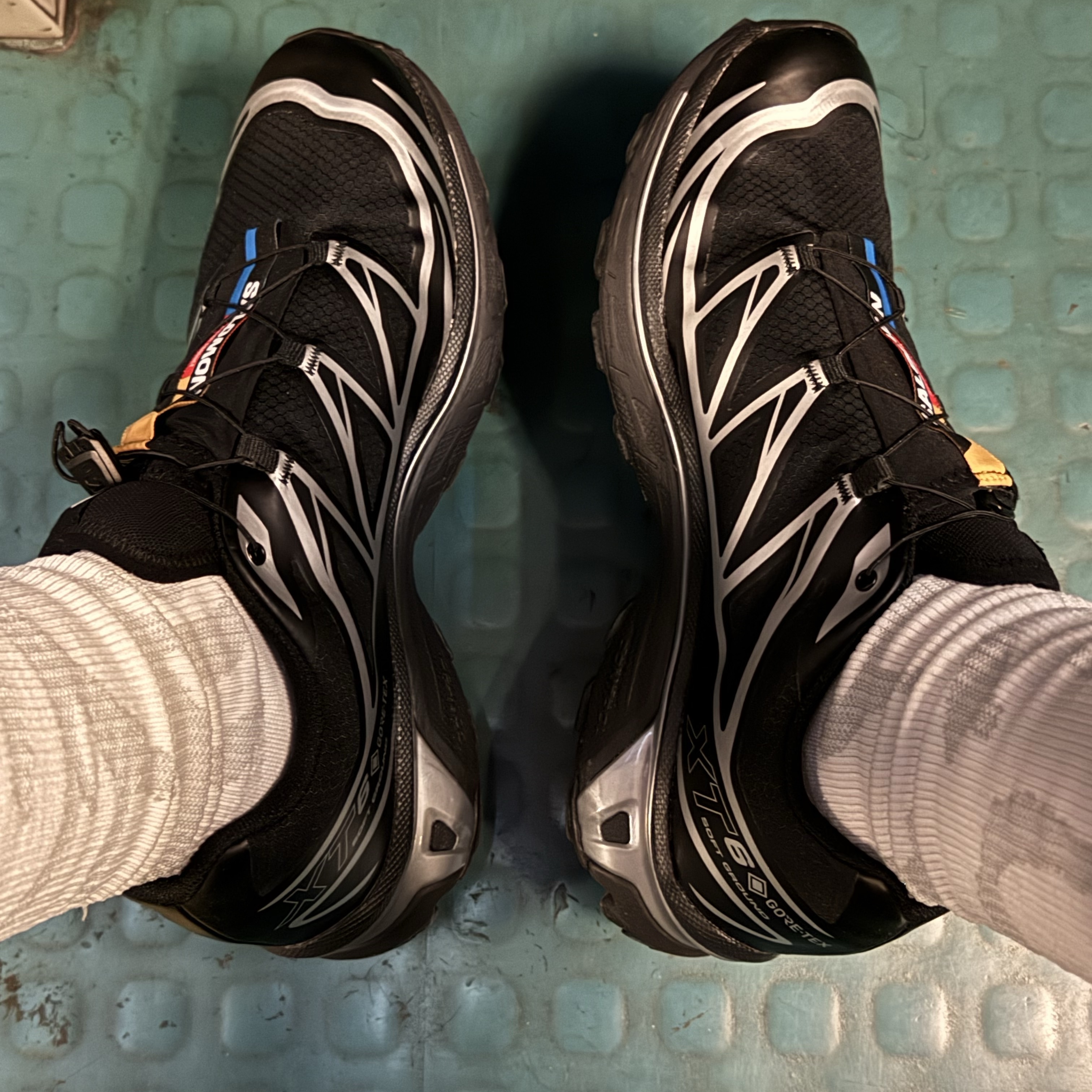 Salomon XT-6 GTX Black Silver 착용 스타일
