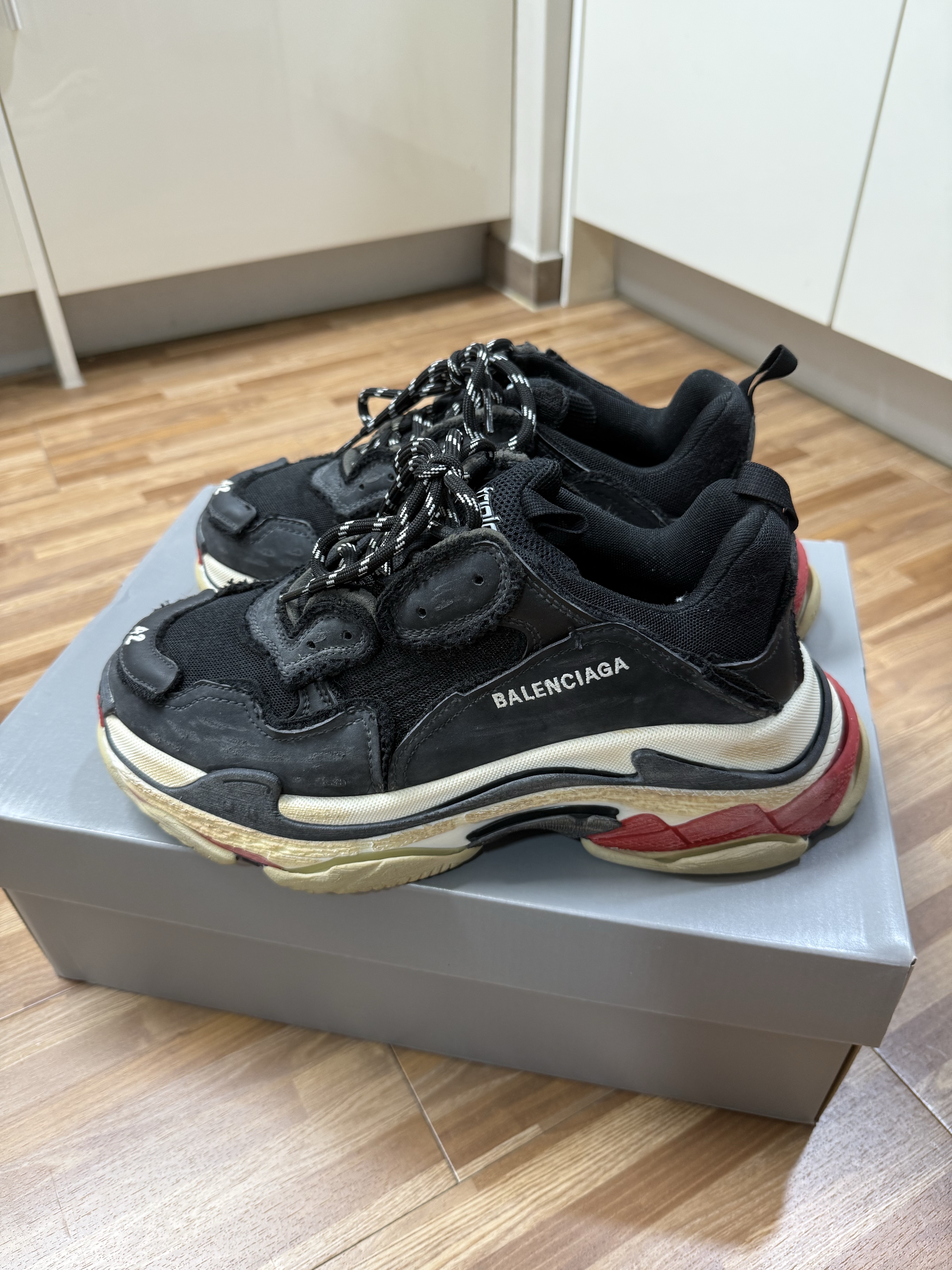 Balenciaga Triple S Sneakers Black Red 2022 착용 스타일 - 1
