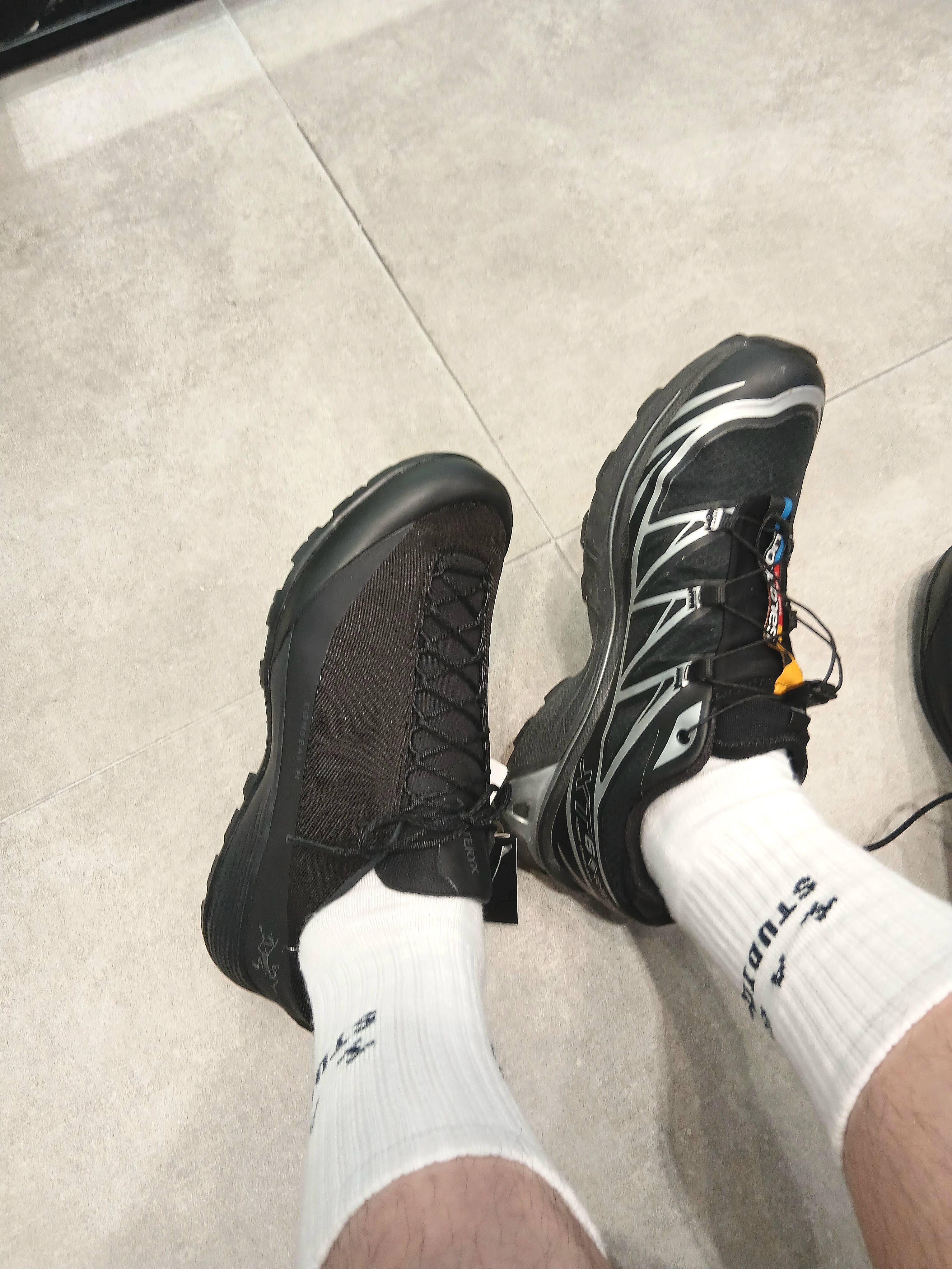 Salomon XT-6 GTX Black Silver, IAB Studio Socks White (5 Pack) 착용 스타일 - 2
